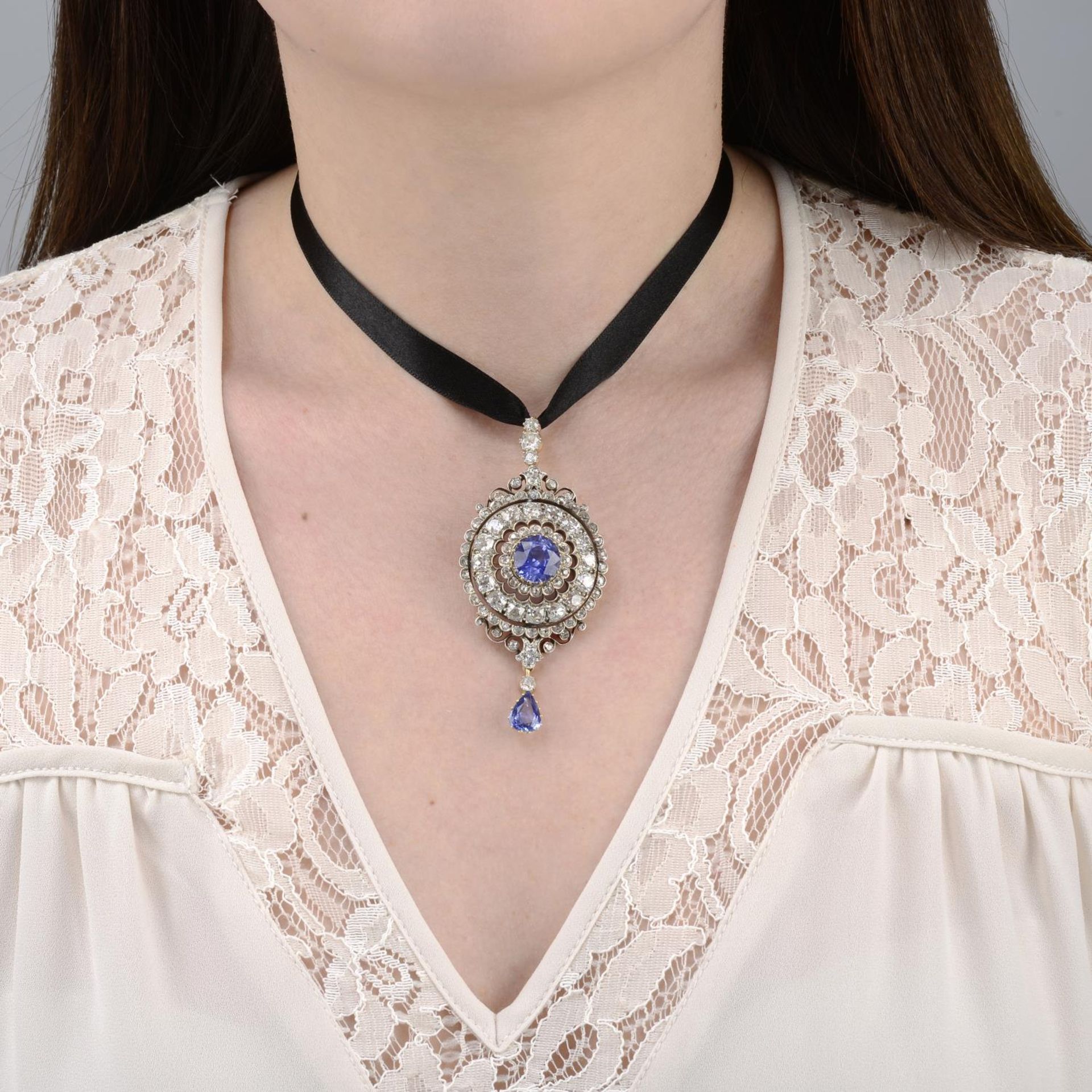 A late 19th century Sri Lankan sapphire and old-cut diamond pendant.With report 78125-78, - Bild 4 aus 8