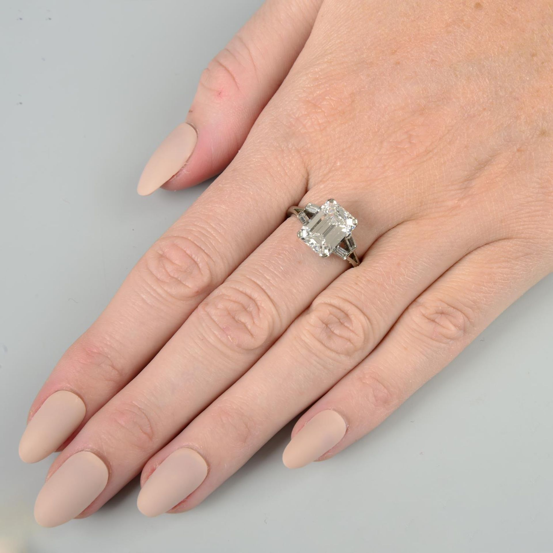 A cut-corner rectangular-shape diamond single-stone ring, - Bild 3 aus 7