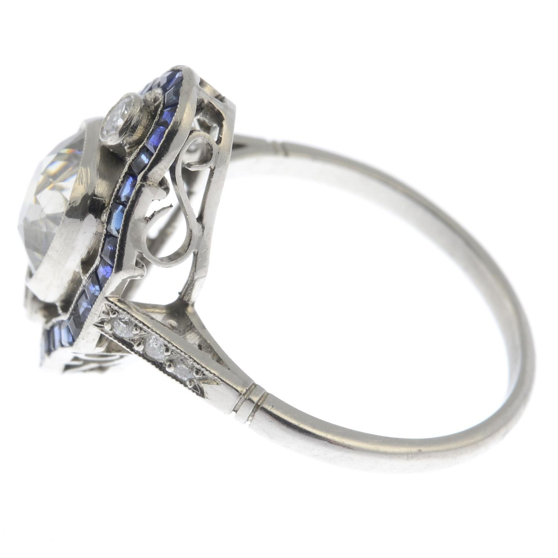 A cushion-shape diamond and sapphire cluster ring.Principal diamond estimated weight 2.20cts, - Bild 4 aus 5