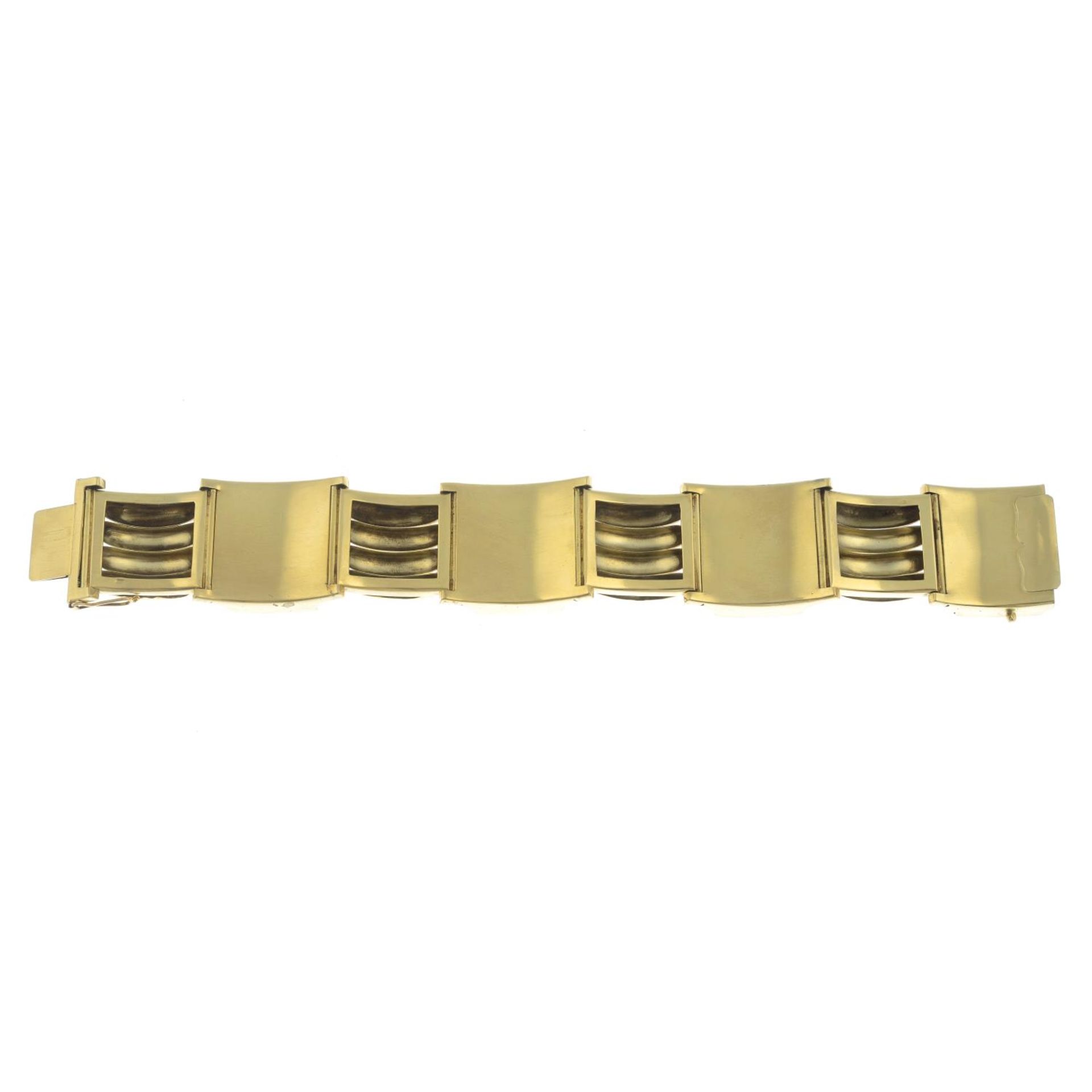 A mid 20th century 14ct gold bi-colour tank bracelet. - Bild 3 aus 4