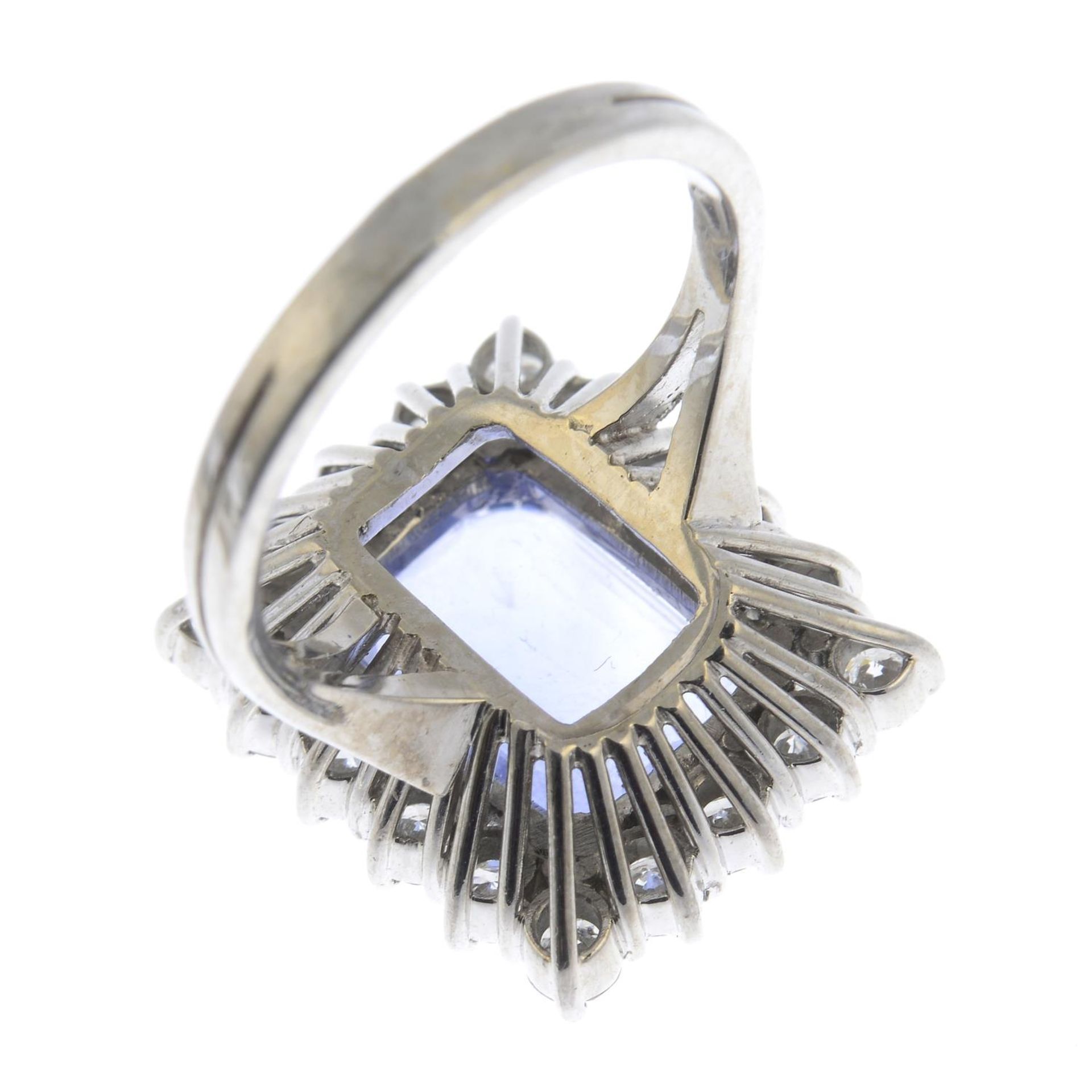 A Sri Lankan sapphire and circular-cut diamond rectangular cluster ring. - Bild 2 aus 6