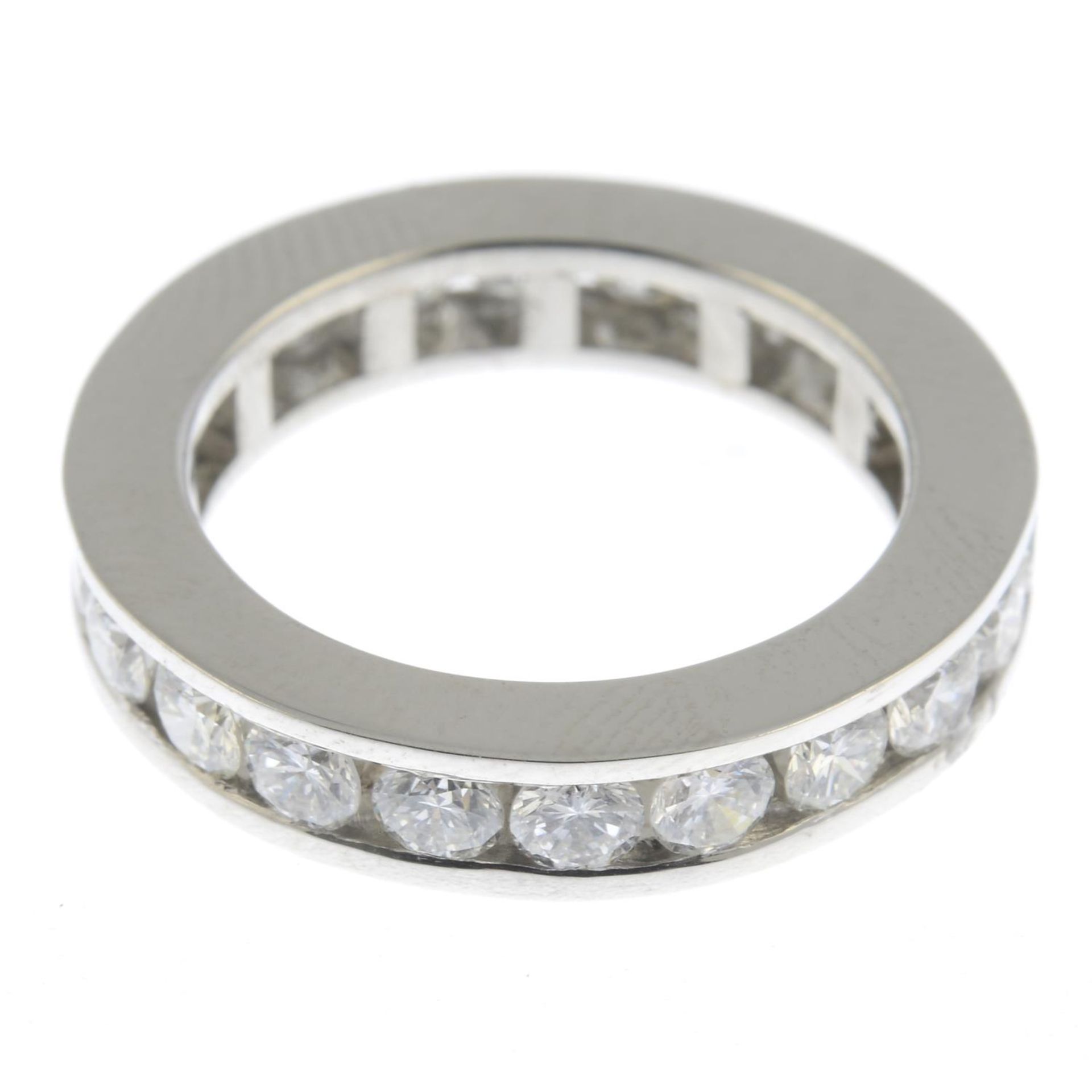 A platinum brilliant-cut diamond full eternity ring.Total diamond weight 3.65cts, - Bild 2 aus 5
