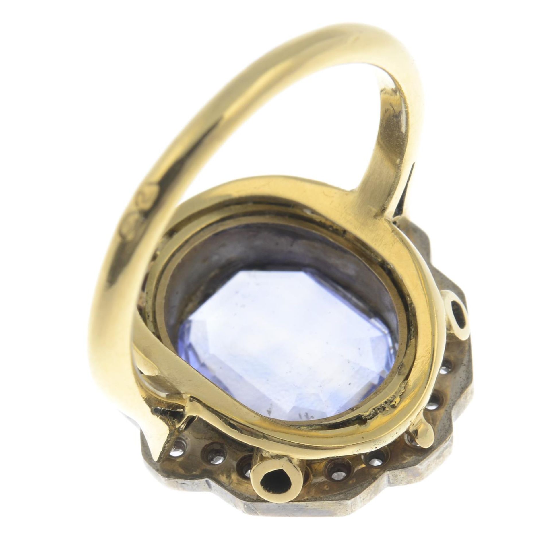 An early 20th century 18ct gold sapphire and rose-cut diamond cluster ring.Calculated sapphire - Bild 2 aus 5
