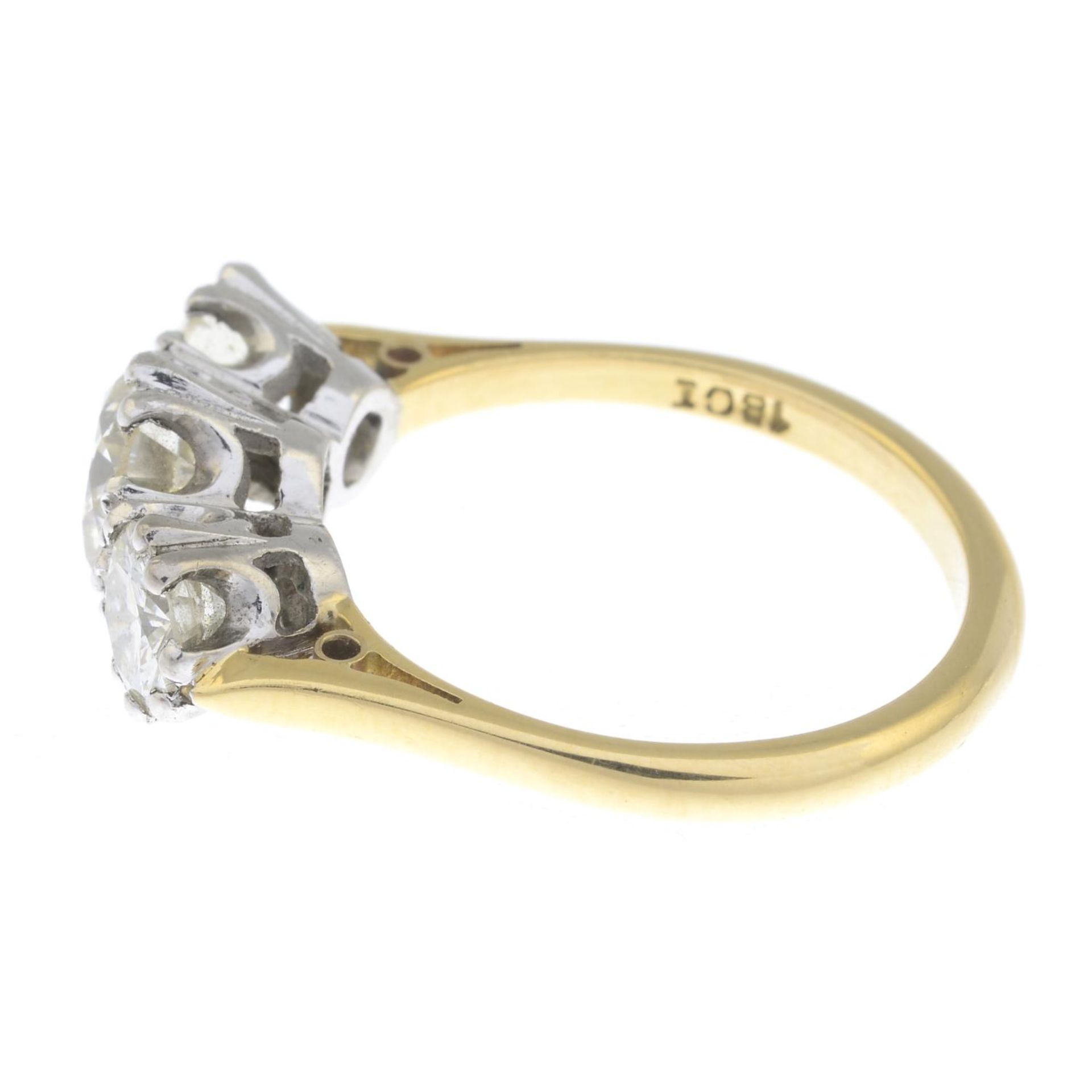 A graduated brilliant-cut diamond three-stone ring.Estimated total diamond weight 1.80cts, - Bild 4 aus 5