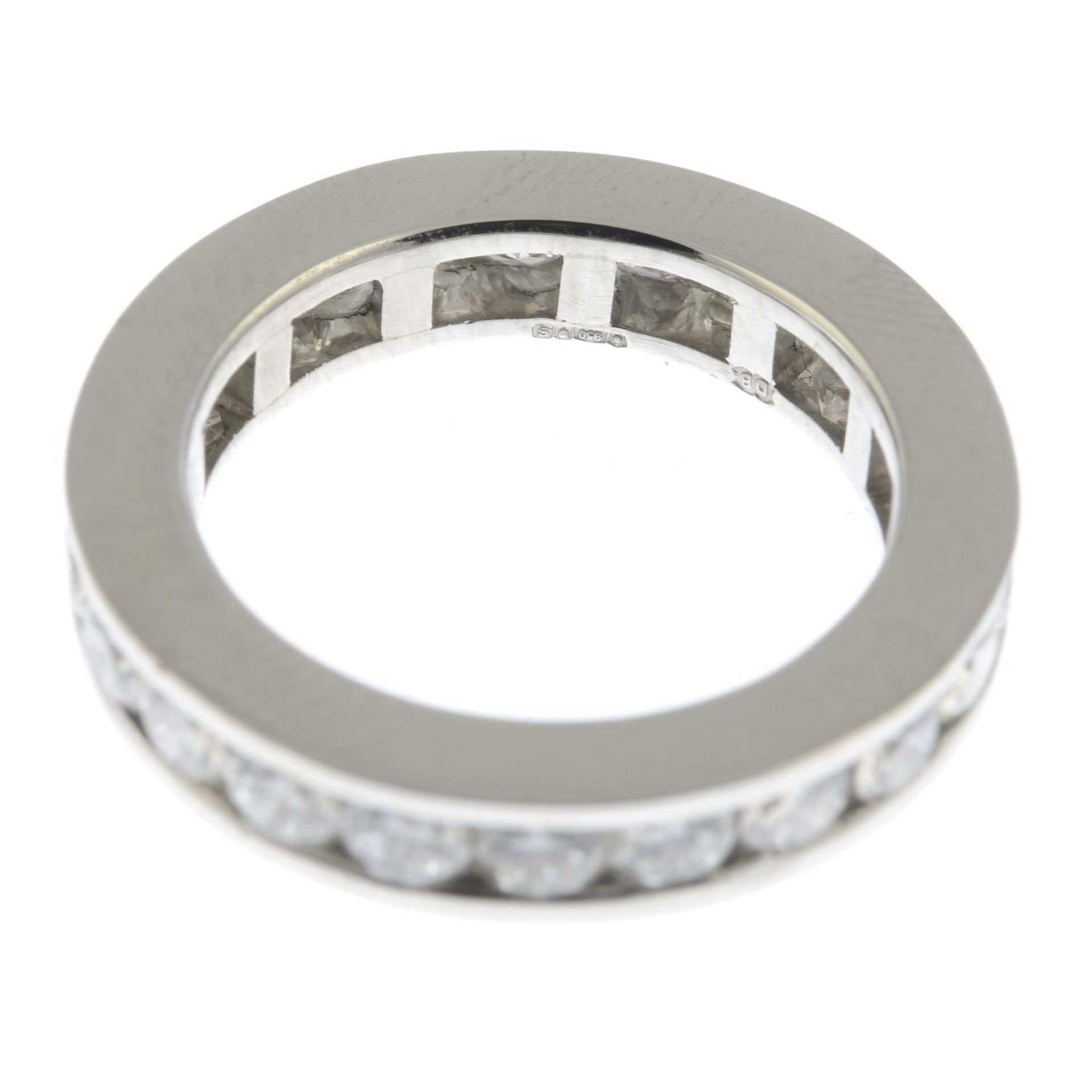 A platinum brilliant-cut diamond full eternity ring.Total diamond weight 3.65cts, - Bild 4 aus 5