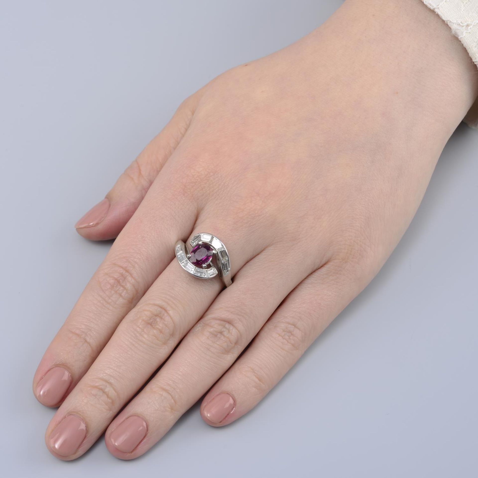 A Thai ruby and baguette-cut diamond asymmetric dress ring.With report number 80249-51, - Bild 4 aus 6