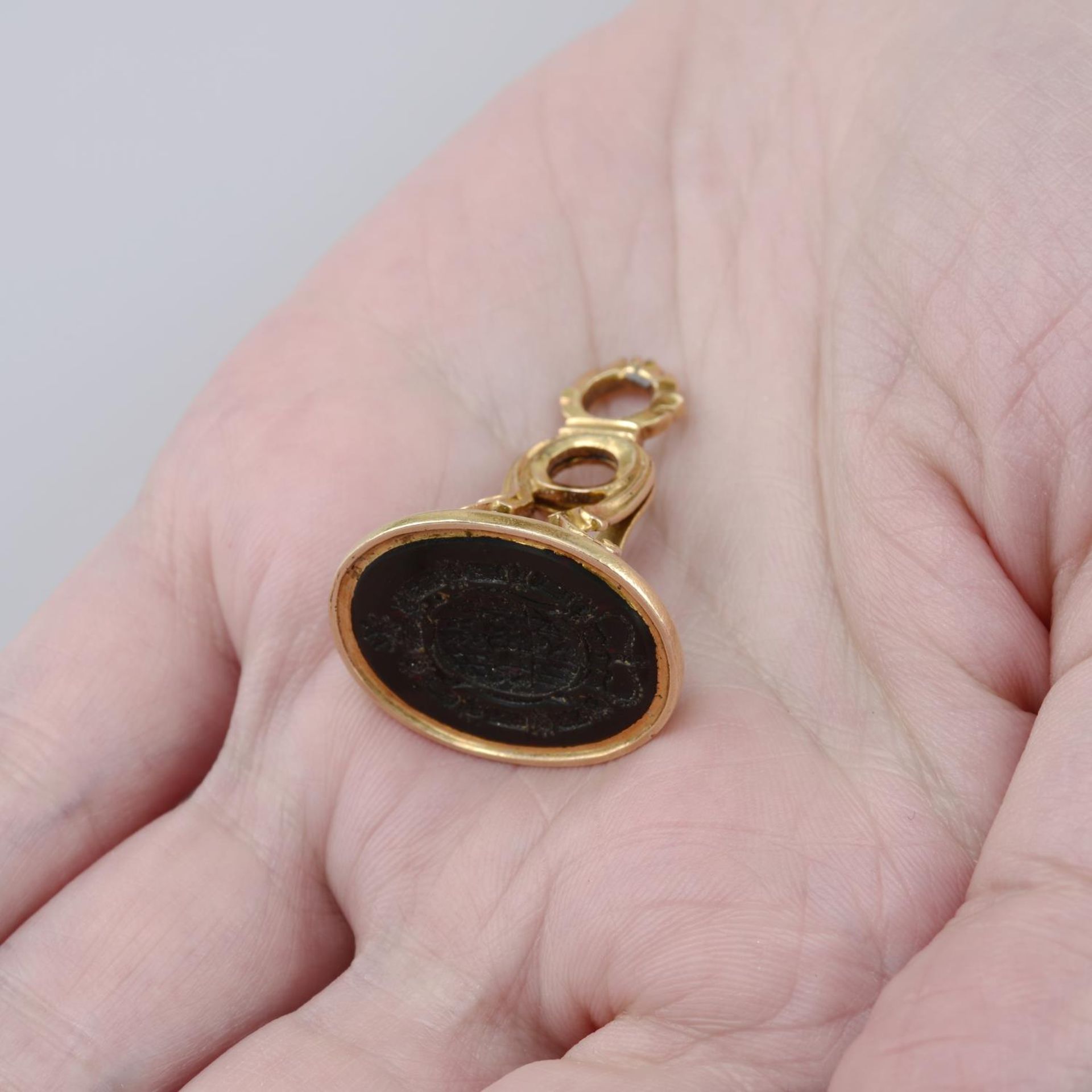 A Georgian 18ct gold carved bloodstone seal.Carved with the Coat of Arms of Frederick Michael, - Bild 3 aus 7