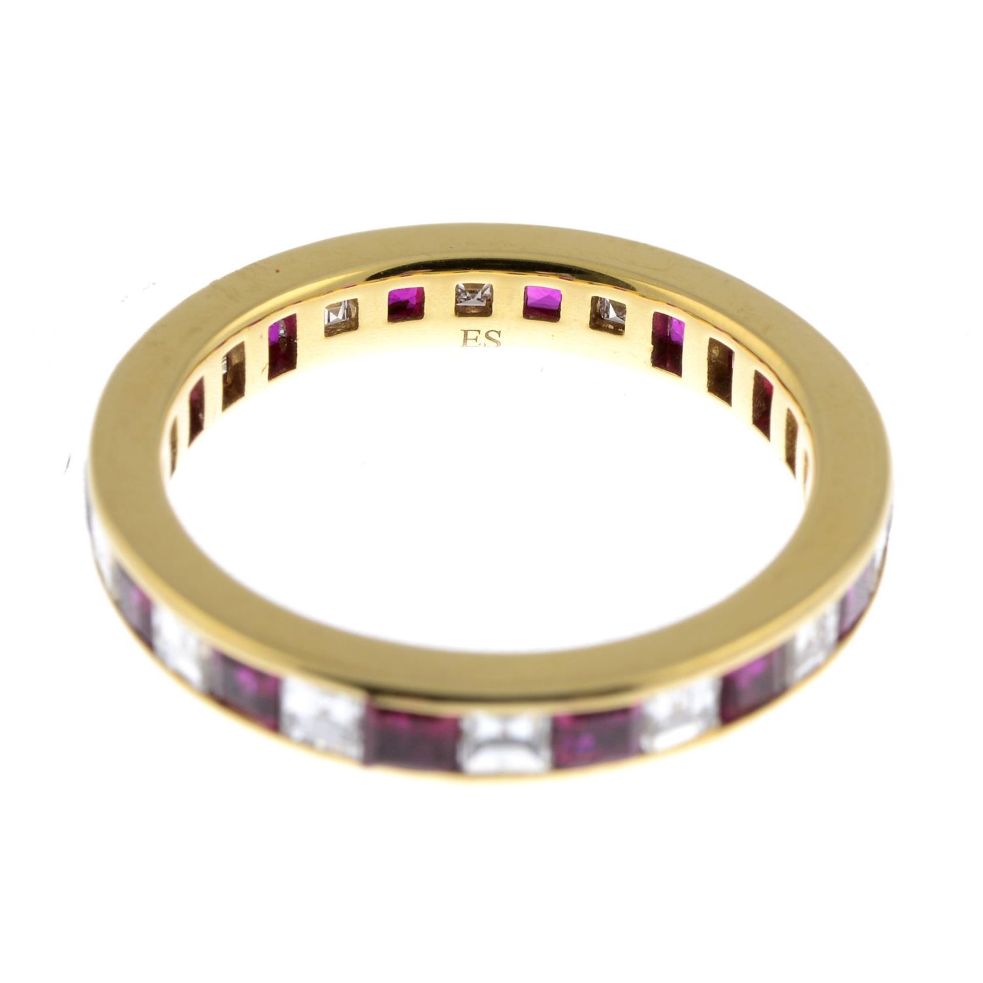 An alternating square-shape diamond and ruby full eternity ring, - Bild 2 aus 5