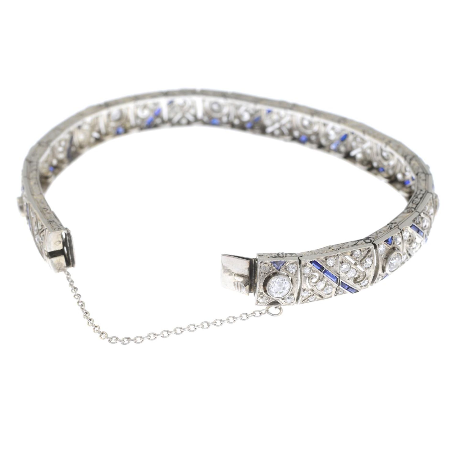 An Art Deco platinum diamond and synthetic sapphire panel bracelet. - Bild 3 aus 4