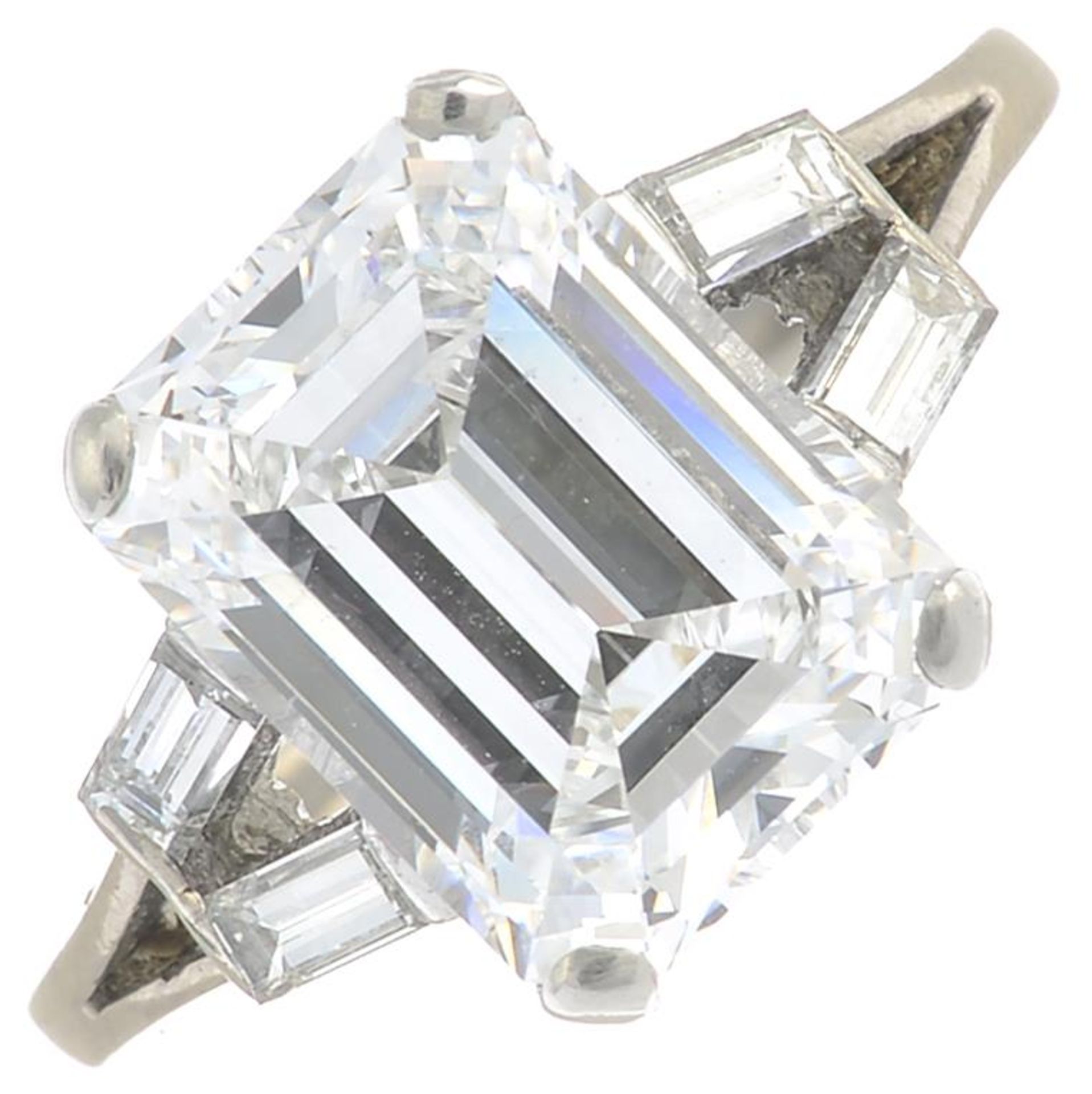 A cut-corner rectangular-shape diamond single-stone ring, - Bild 7 aus 7