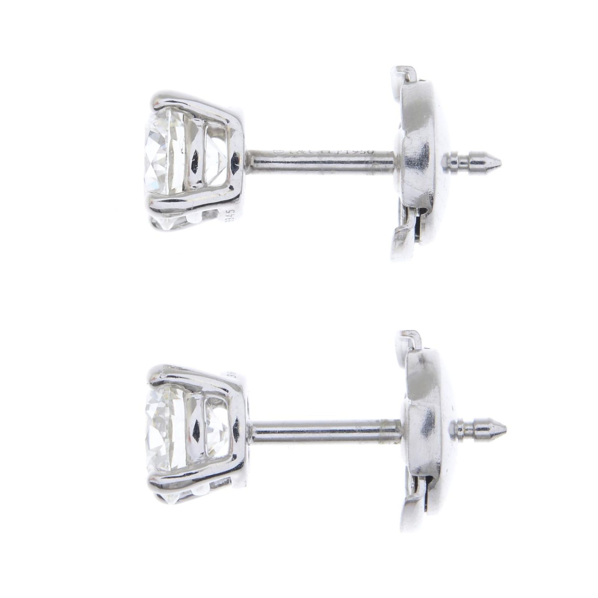 A pair of brilliant-cut diamond stud earrings, - Bild 2 aus 3