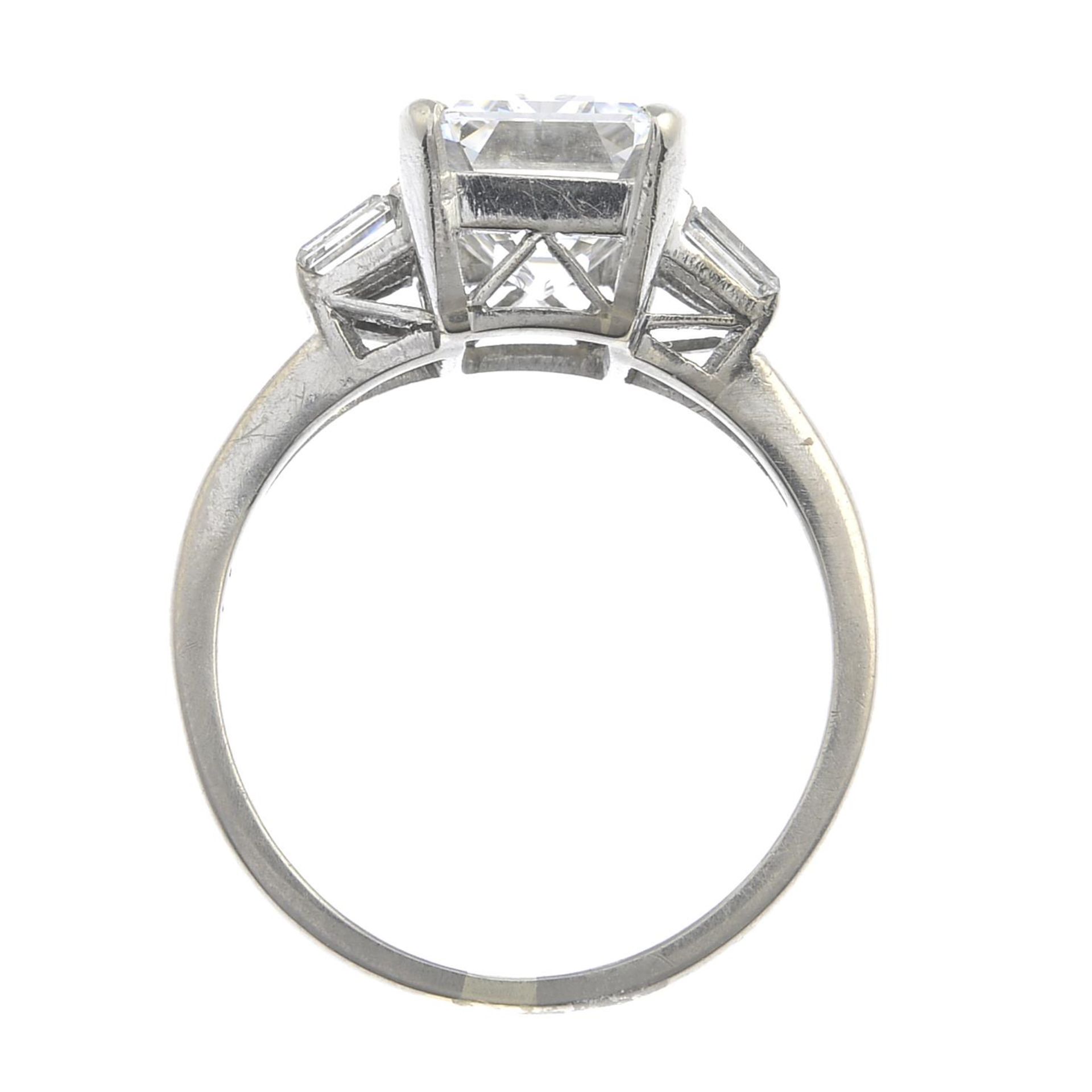 A cut-corner rectangular-shape diamond single-stone ring, - Bild 5 aus 7