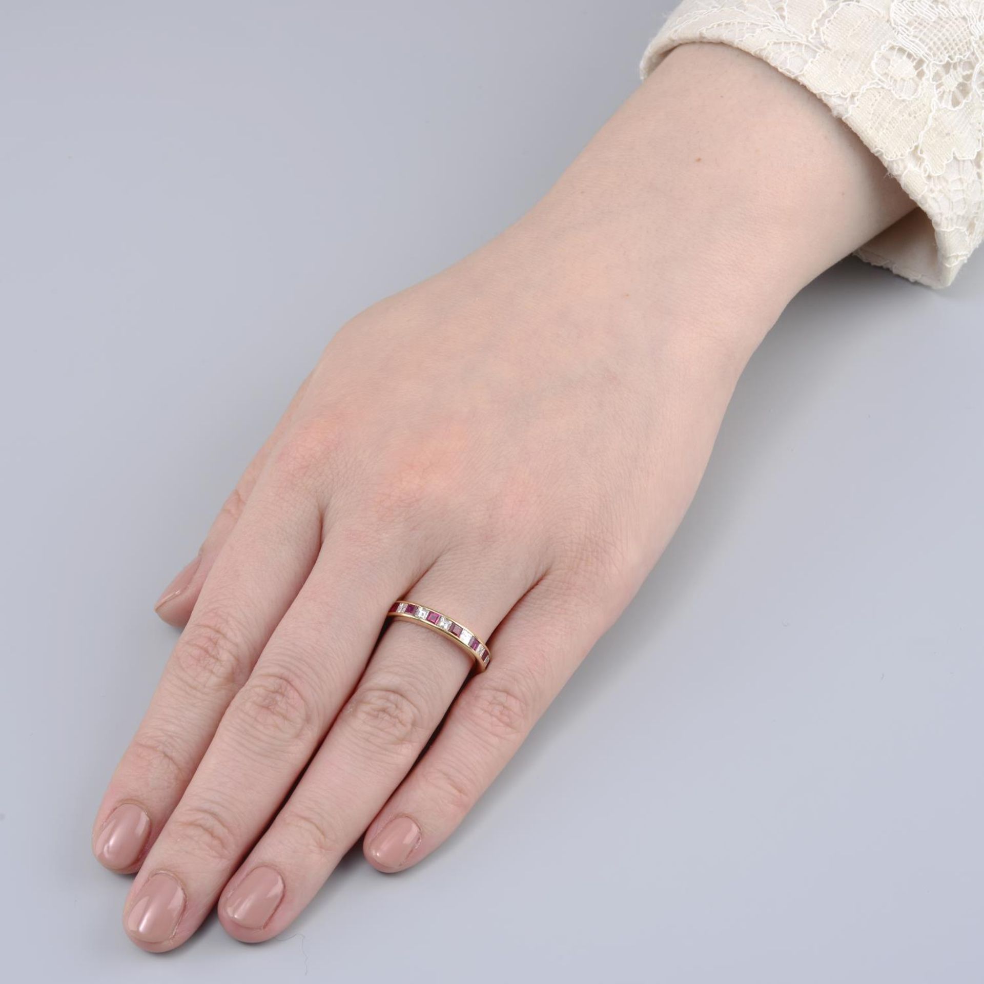 An alternating square-shape diamond and ruby full eternity ring, - Bild 3 aus 5