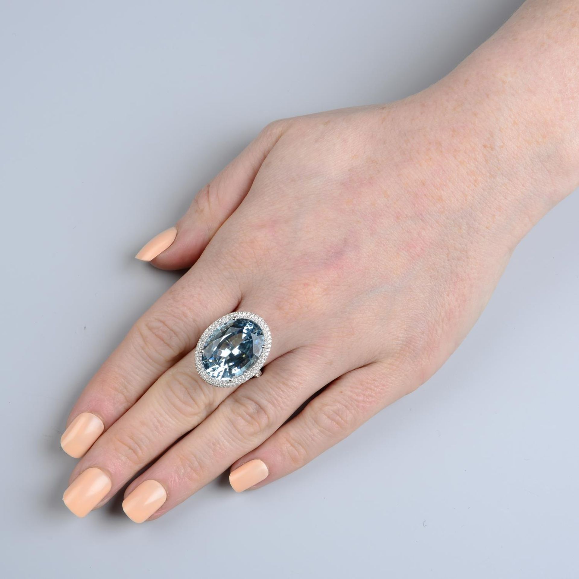 An 18ct gold aquamarine and diamond cluster ring. - Bild 6 aus 6