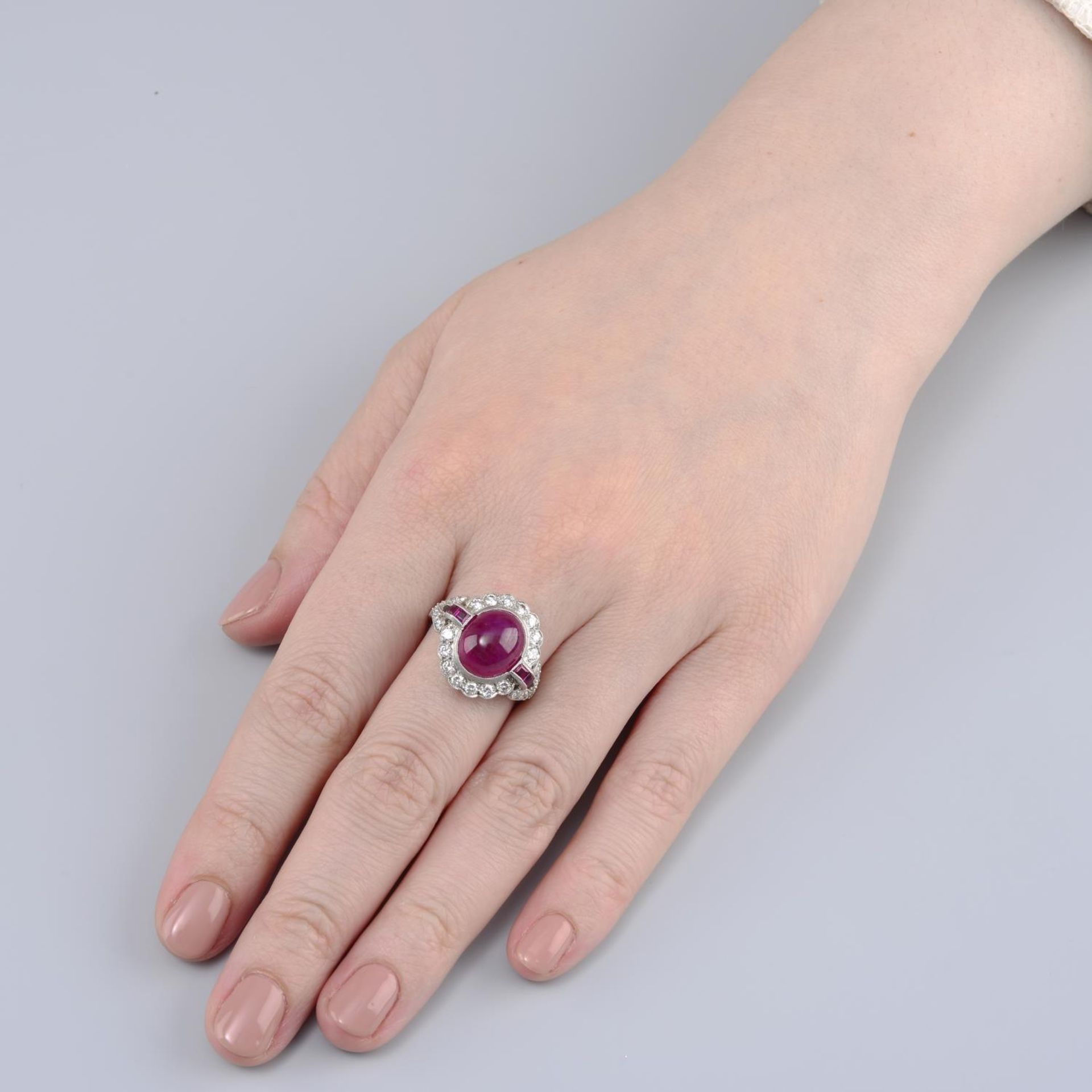 A ruby and brilliant-cut diamond cluster ring. - Bild 3 aus 5