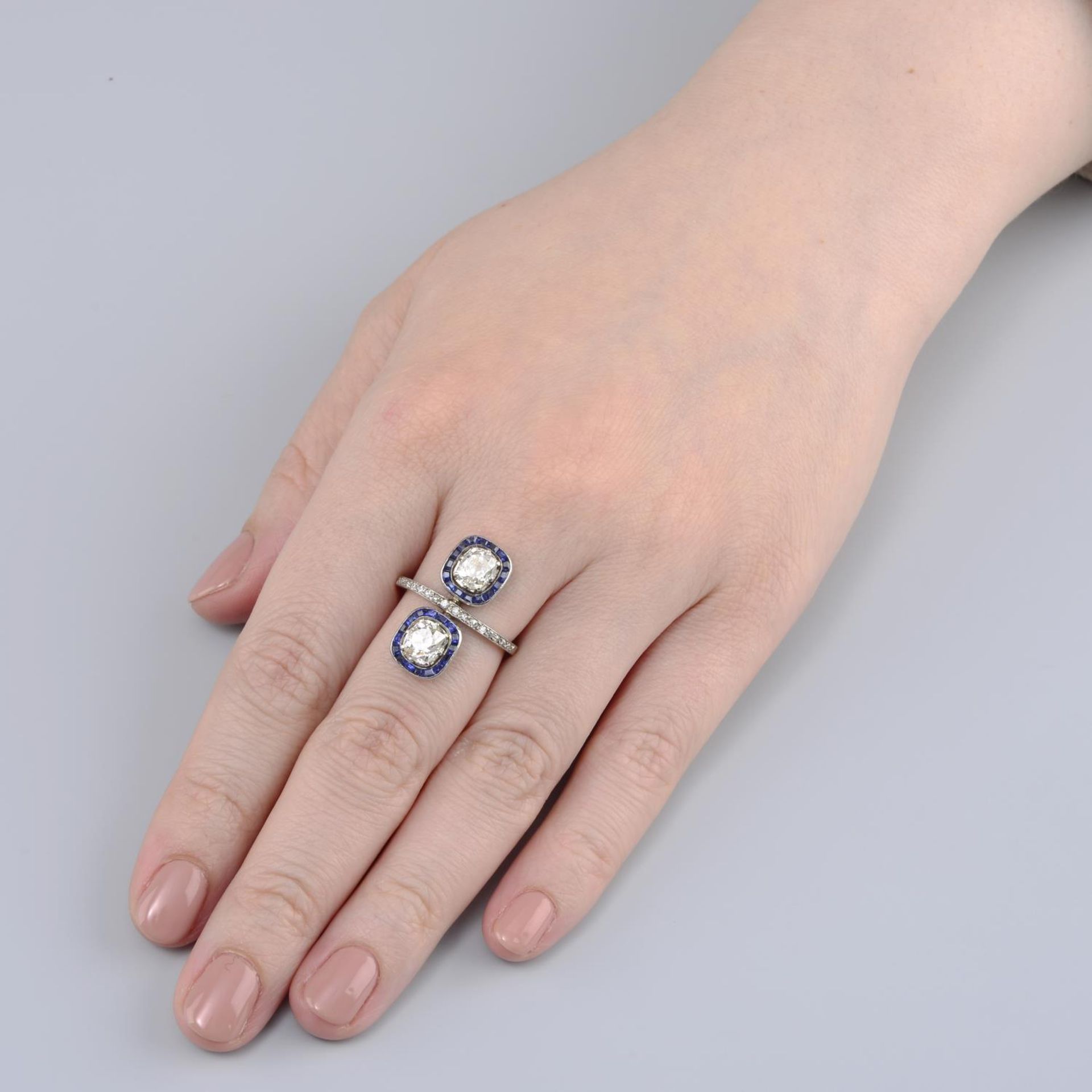 A mid 20th century old-cut diamond and calibre-cut sapphire twin cluster ring.Principal diamonds - Bild 3 aus 5