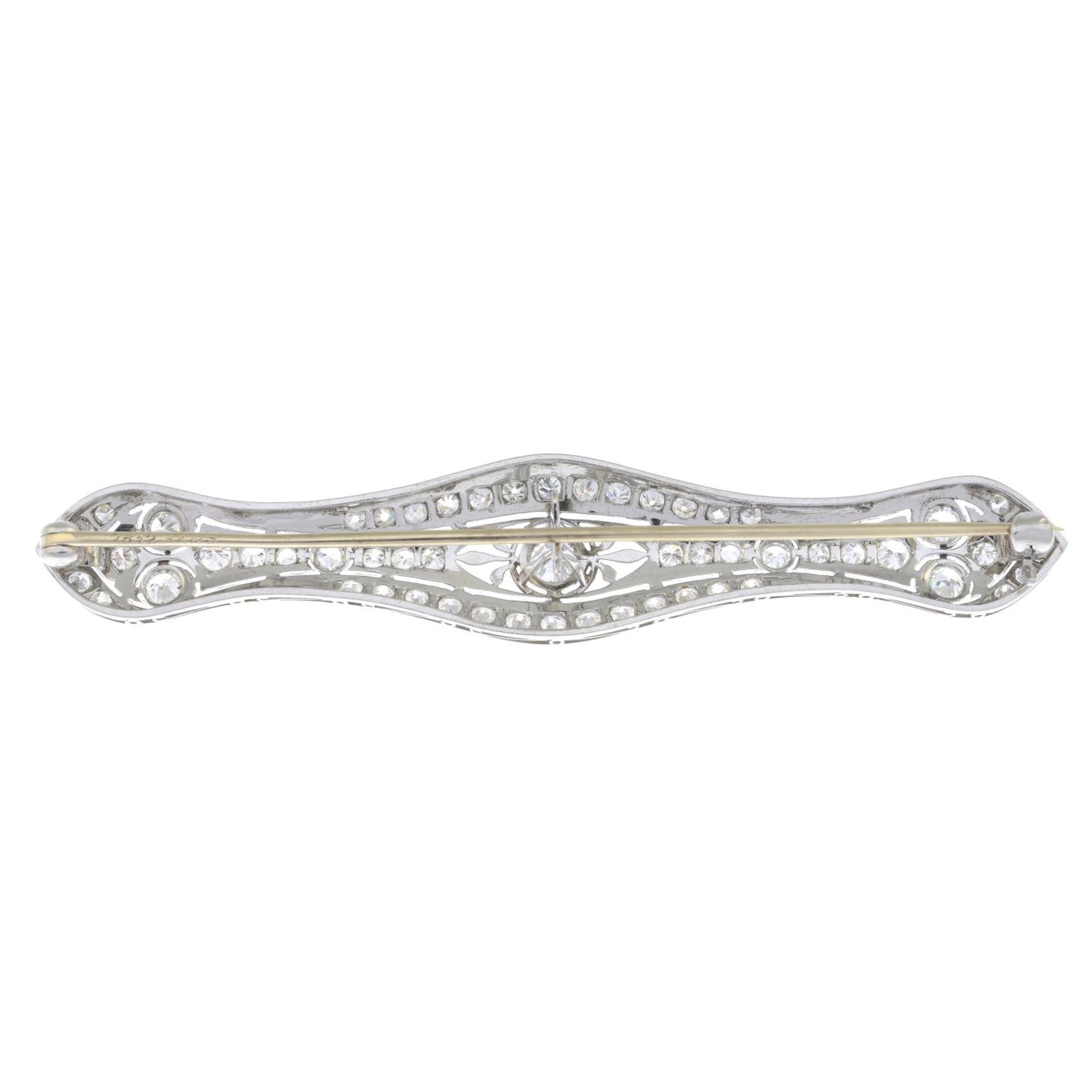 An early 20th century platinum old-cut and circular-cut diamond propeller bar brooch.Estimated - Bild 2 aus 4