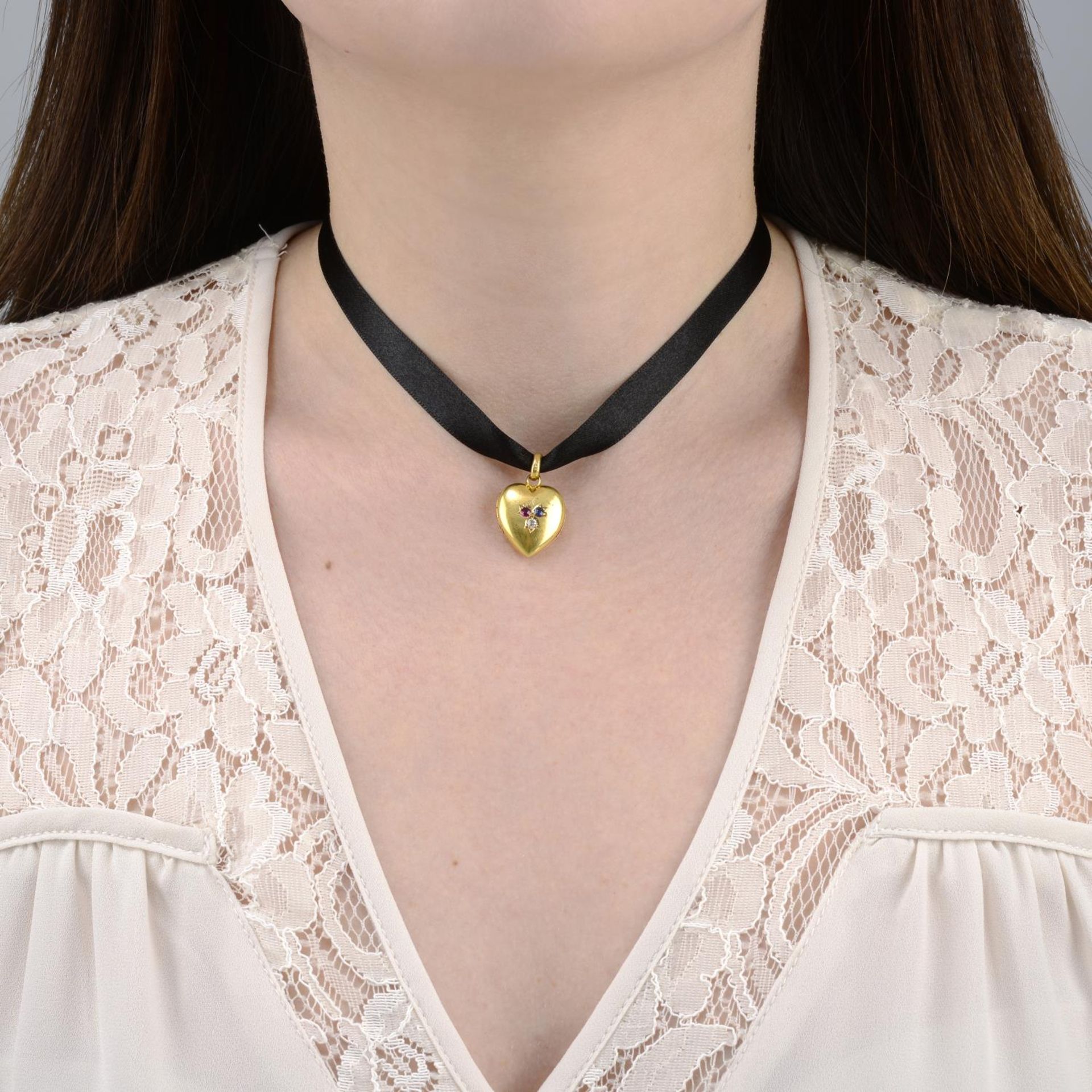 A late Victorian 15ct gold ruby, sapphire and diamond heart locket pendant. - Bild 3 aus 5