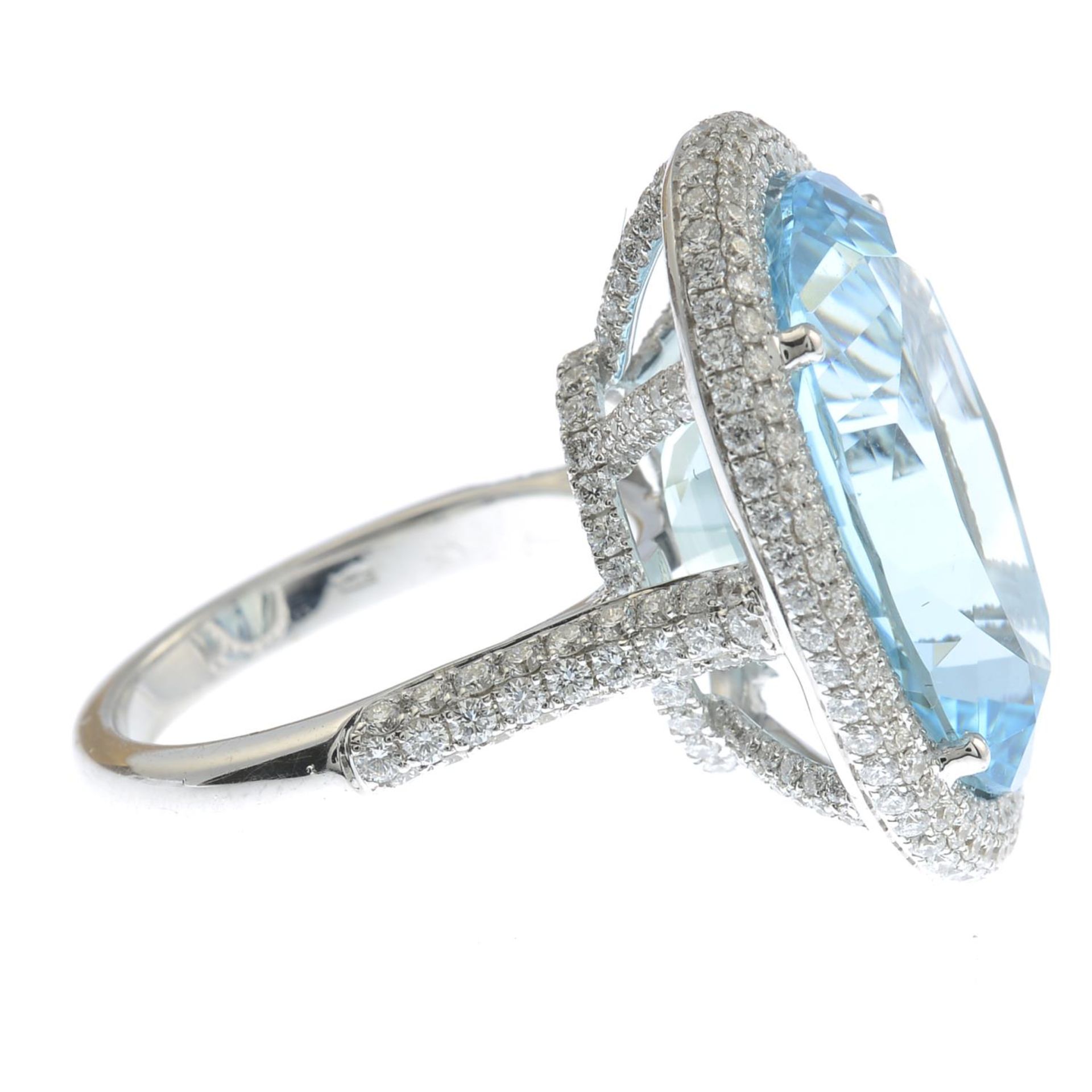 An 18ct gold aquamarine and diamond cluster ring. - Bild 2 aus 6