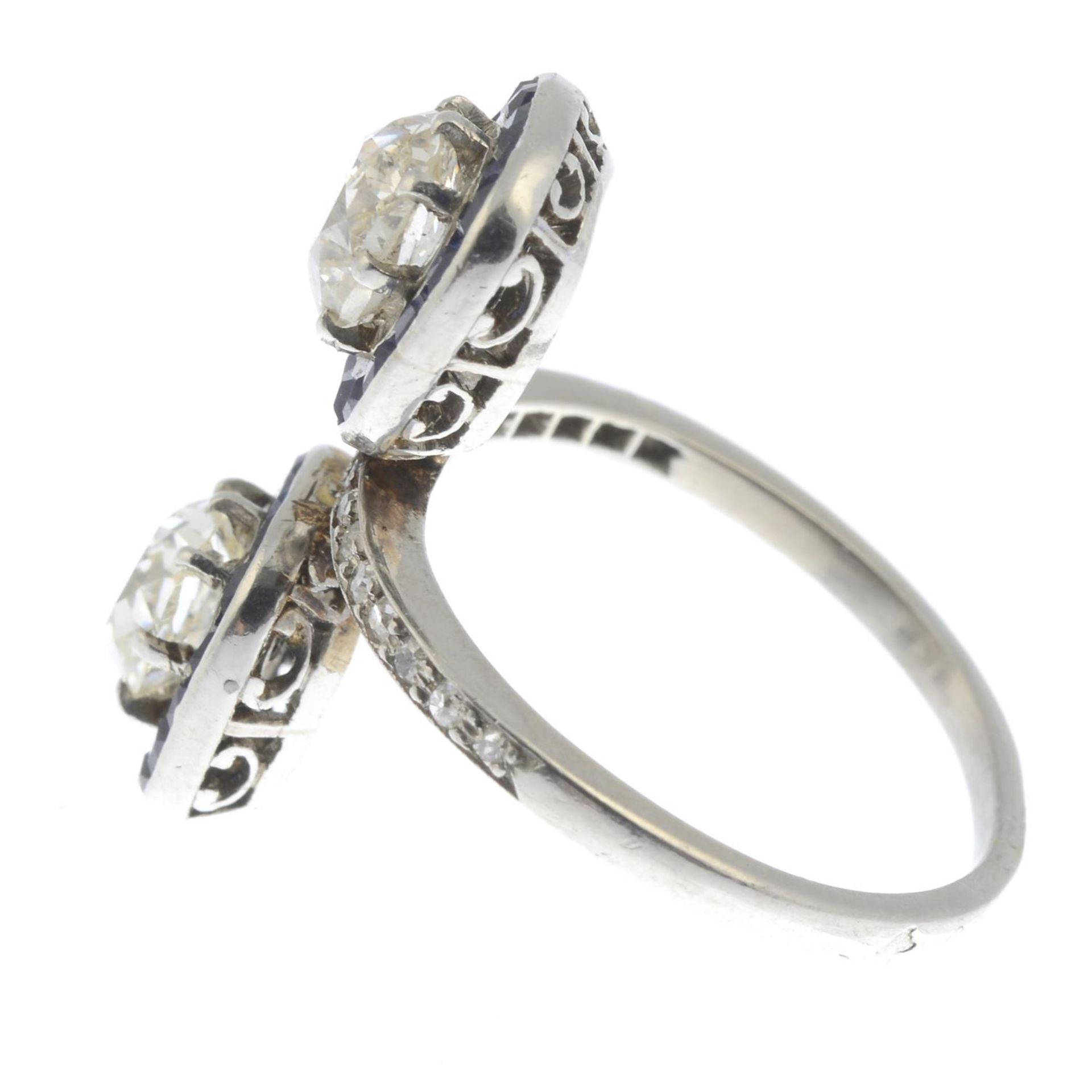 A mid 20th century old-cut diamond and calibre-cut sapphire twin cluster ring.Principal diamonds - Bild 4 aus 5
