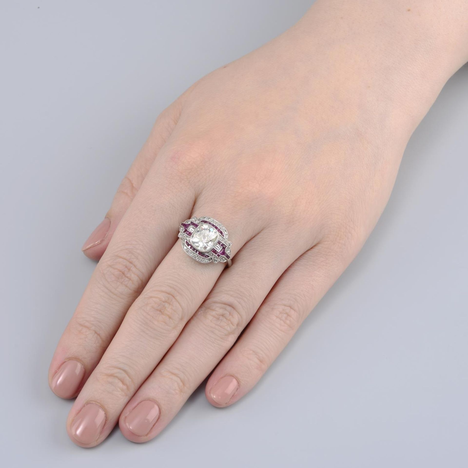 A cushion-shape diamond and ruby dress ring.Principal diamond estimated weight 1.88cts, - Bild 3 aus 5