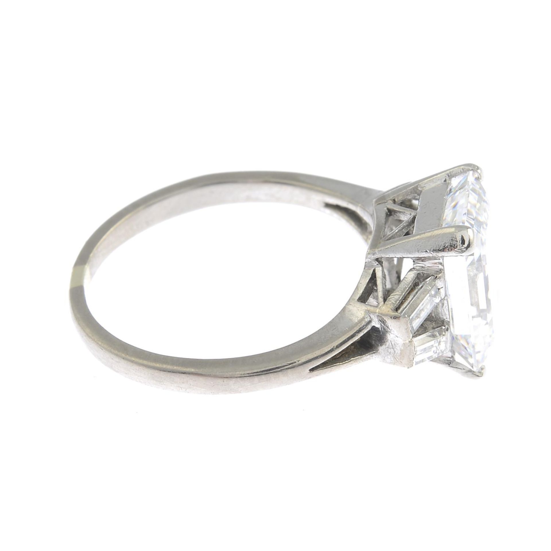A cut-corner rectangular-shape diamond single-stone ring, - Bild 4 aus 7