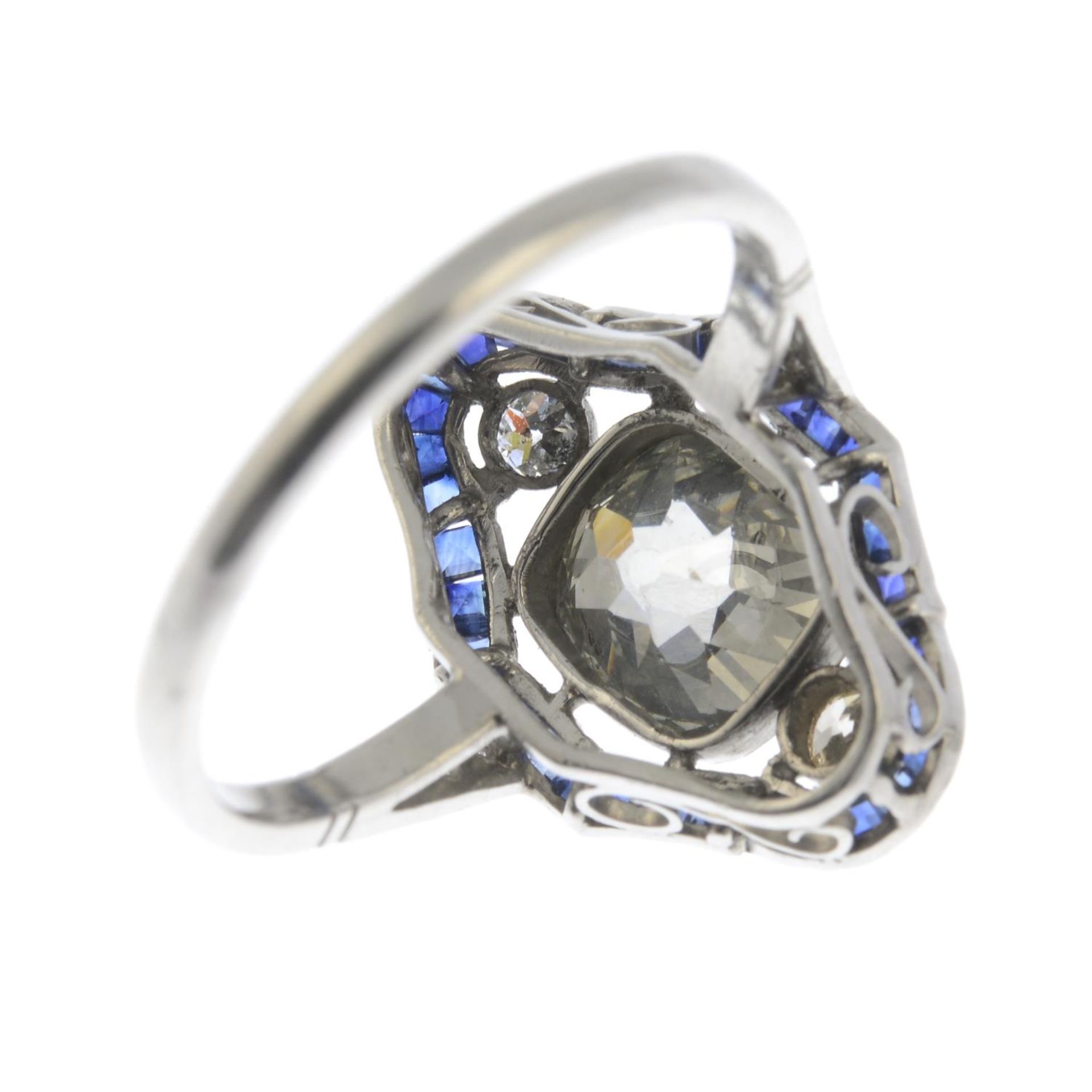 A cushion-shape diamond and sapphire cluster ring.Principal diamond estimated weight 2.20cts, - Bild 2 aus 5