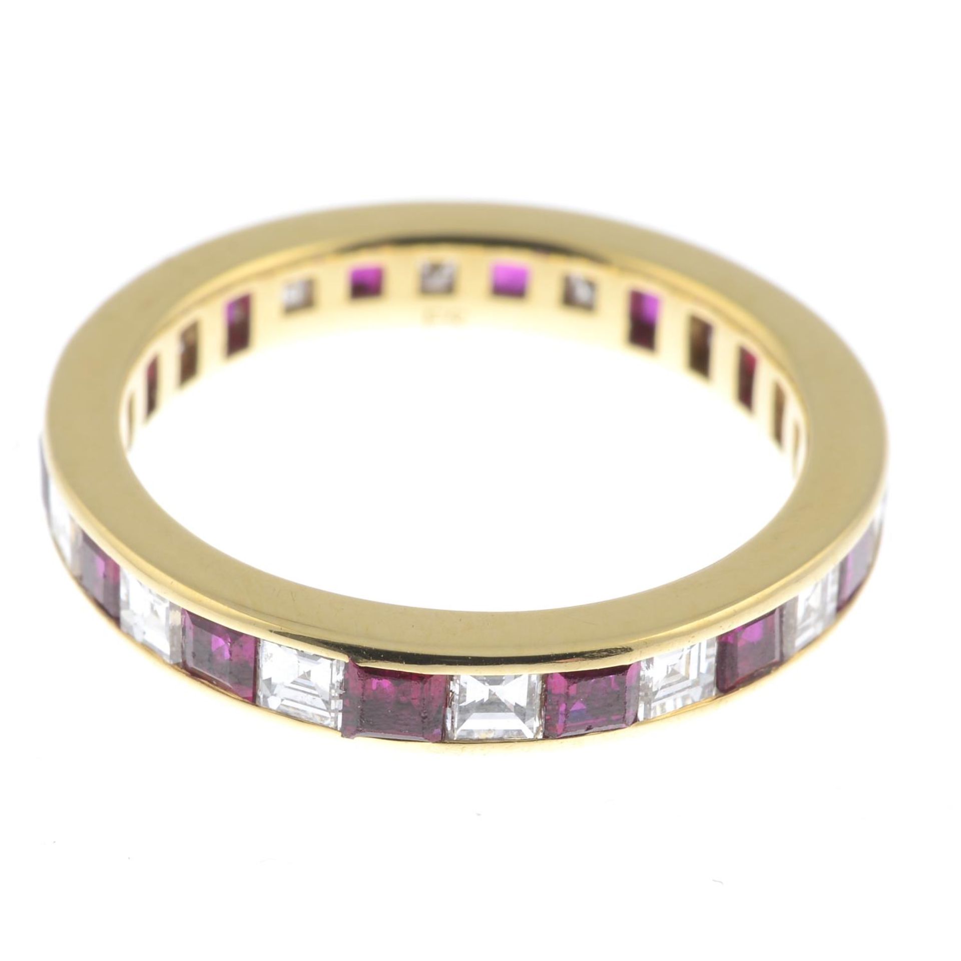 An alternating square-shape diamond and ruby full eternity ring, - Bild 4 aus 5