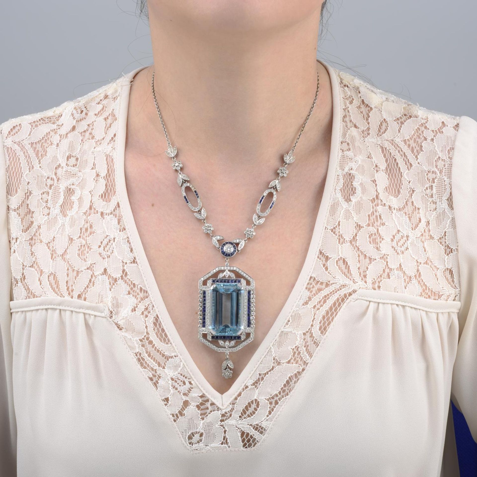 An aquamarine, sapphire and brilliant-cut diamond necklace.Aquamarine calculated weight 63.6cts, - Bild 3 aus 5