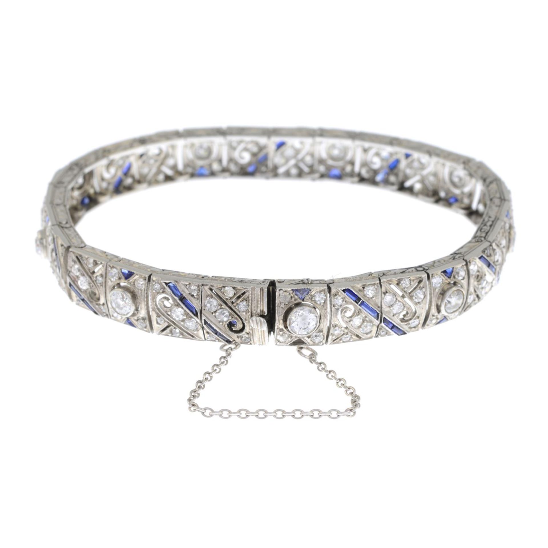 An Art Deco platinum diamond and synthetic sapphire panel bracelet. - Bild 2 aus 4