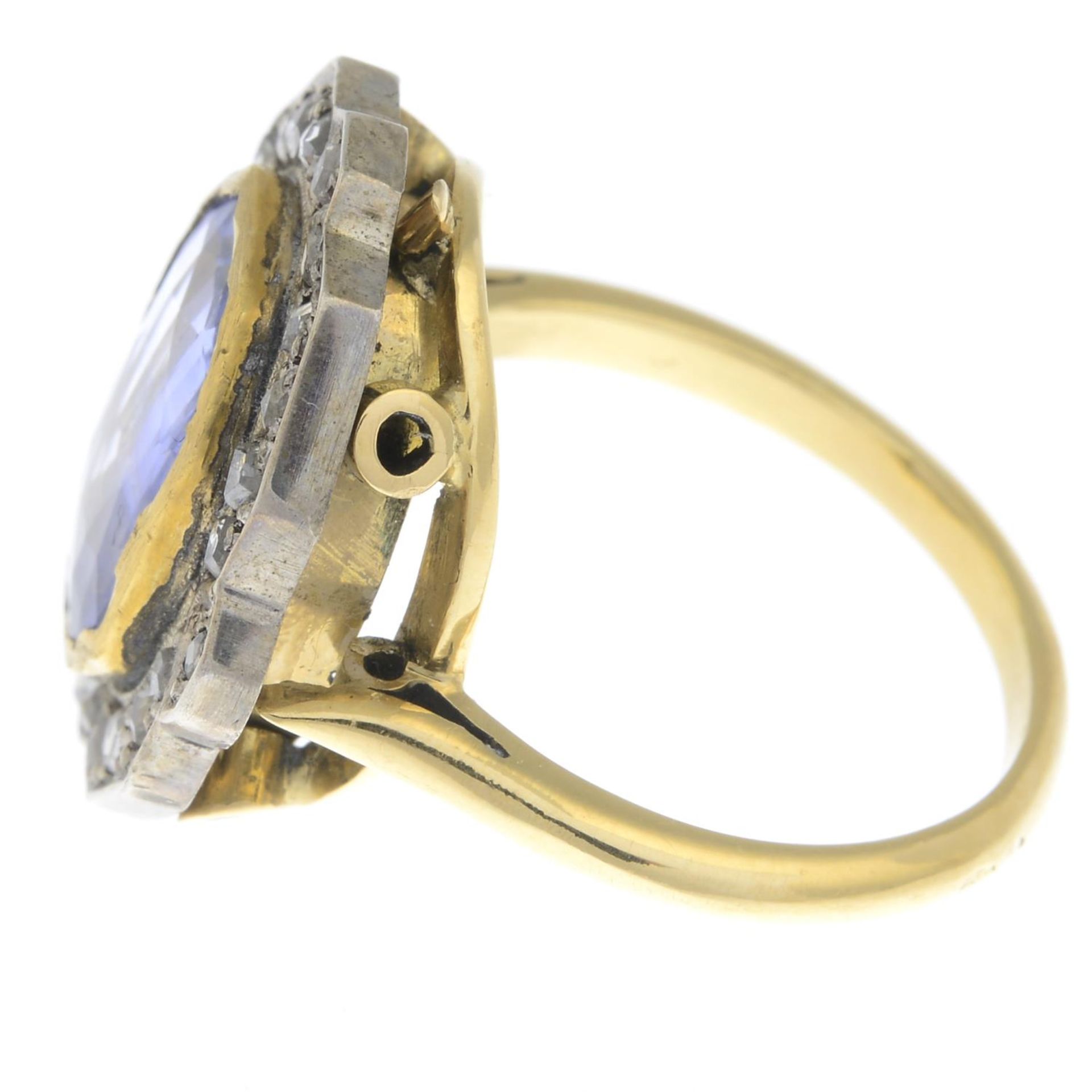 An early 20th century 18ct gold sapphire and rose-cut diamond cluster ring.Calculated sapphire - Bild 4 aus 5