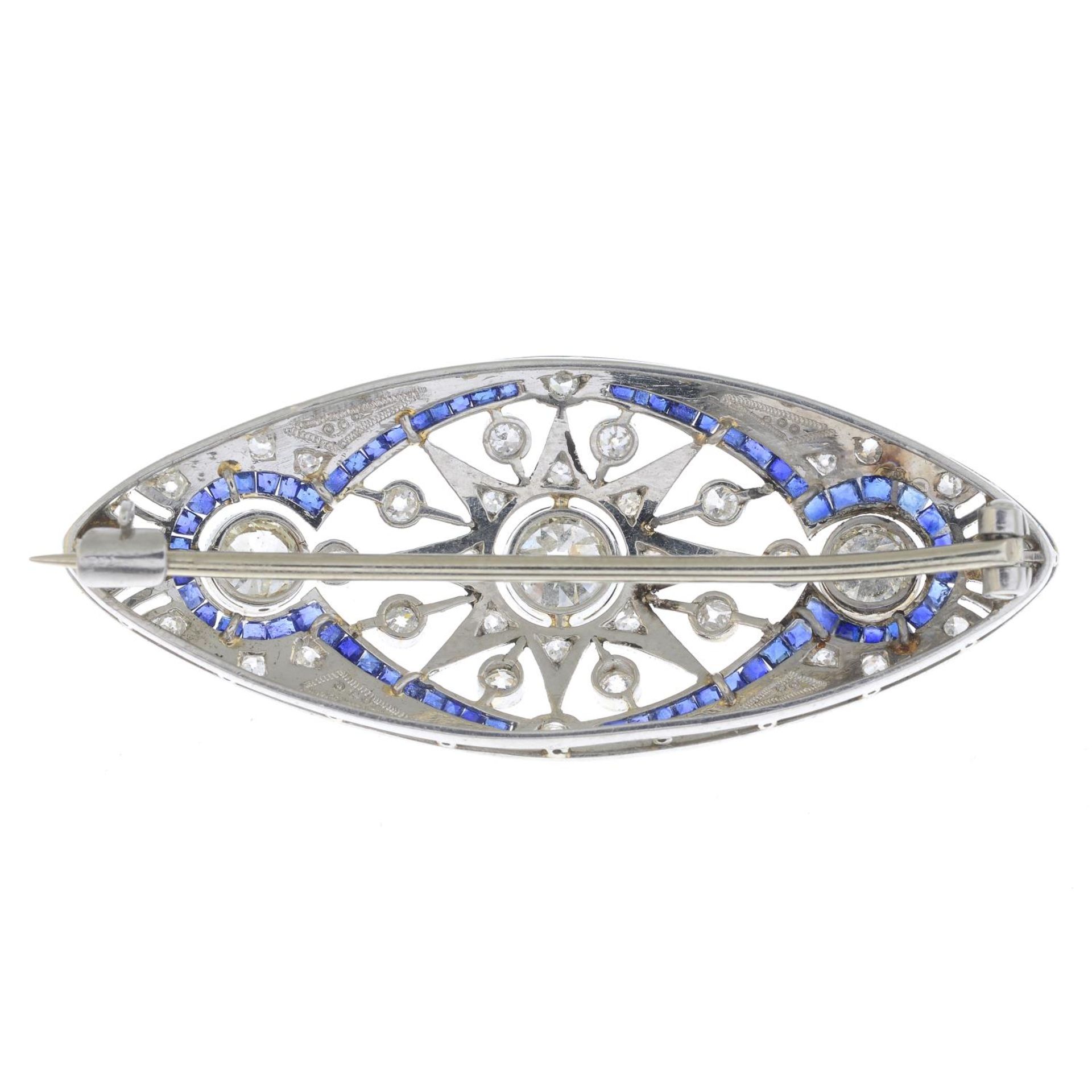 An old-cut diamond and calibre-cut sapphire openwork brooch. - Bild 2 aus 6