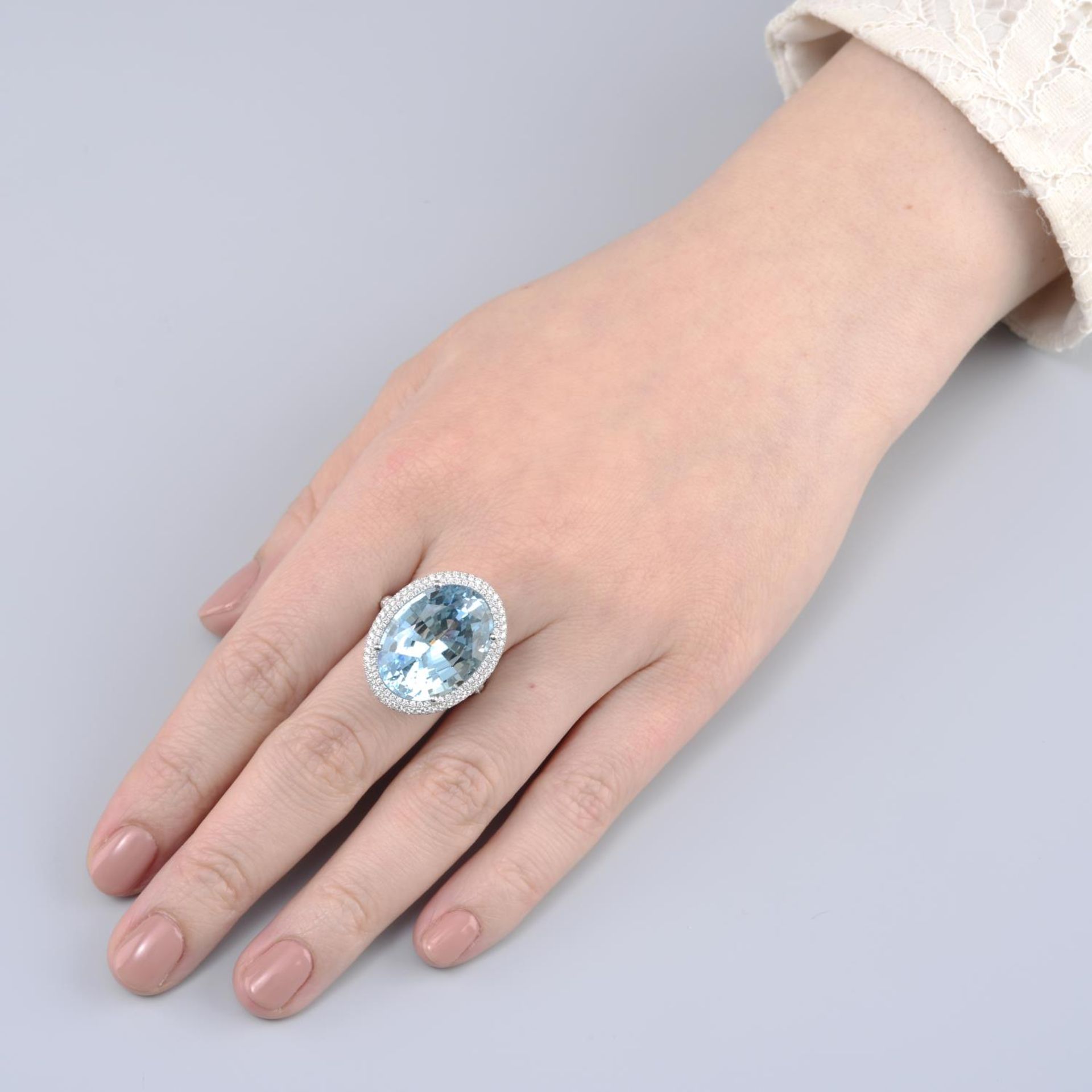 An 18ct gold aquamarine and diamond cluster ring. - Bild 3 aus 6