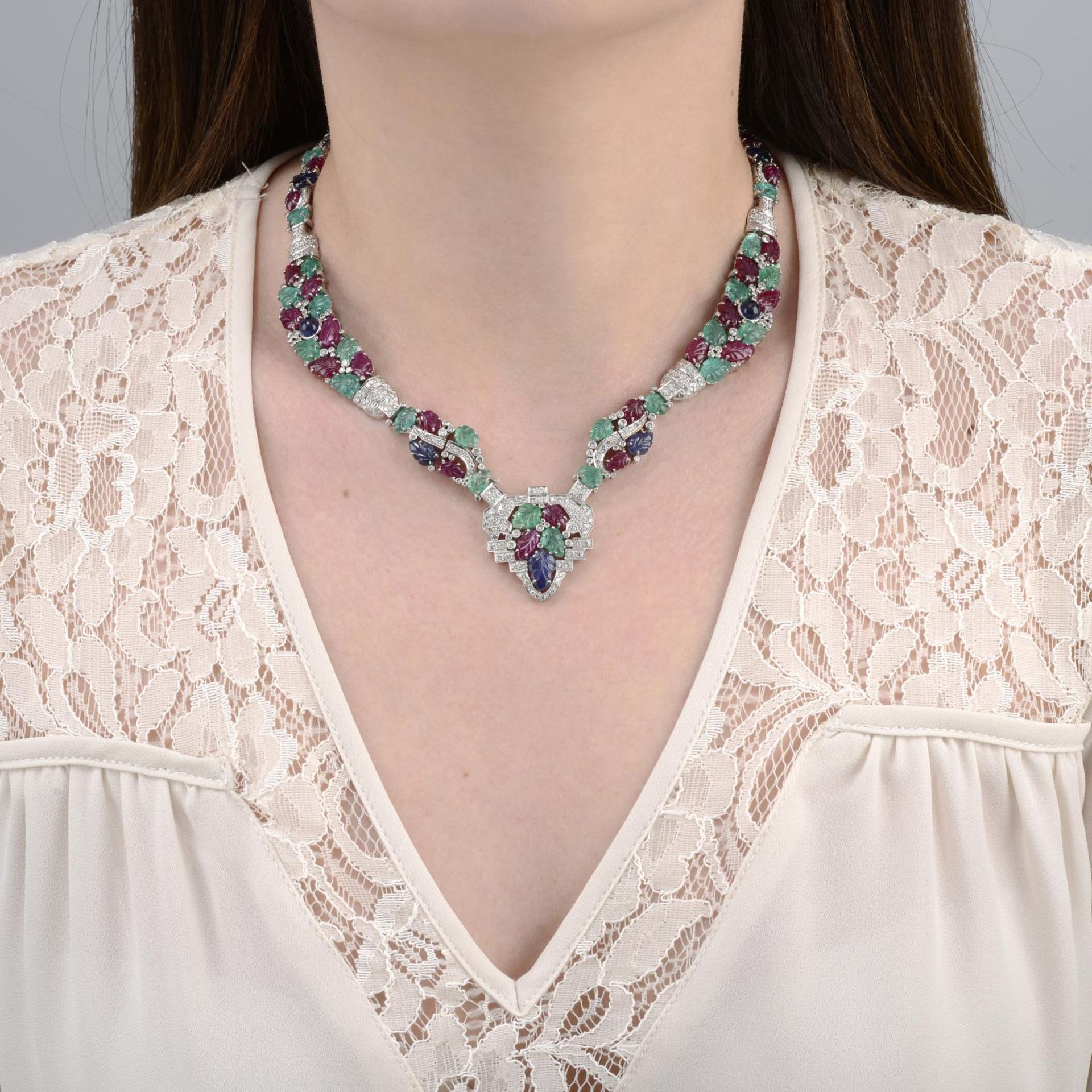 A geometric necklace, set with diamond and carved ruby, emerald and sapphire. - Bild 3 aus 5