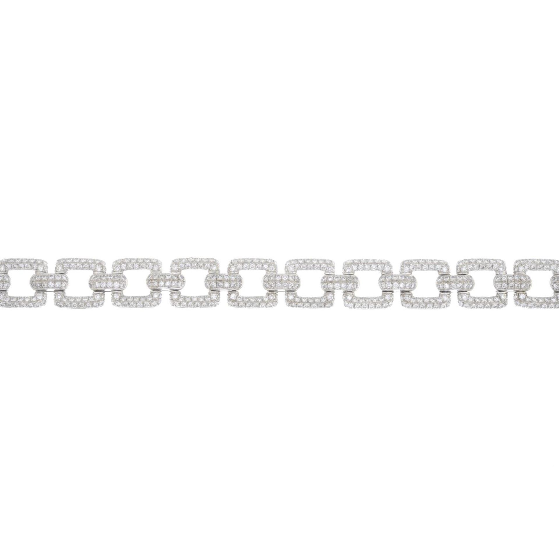 An 18ct gold brilliant-cut diamond bracelet.Estimated total diamond weight 6.40cts, - Bild 4 aus 4