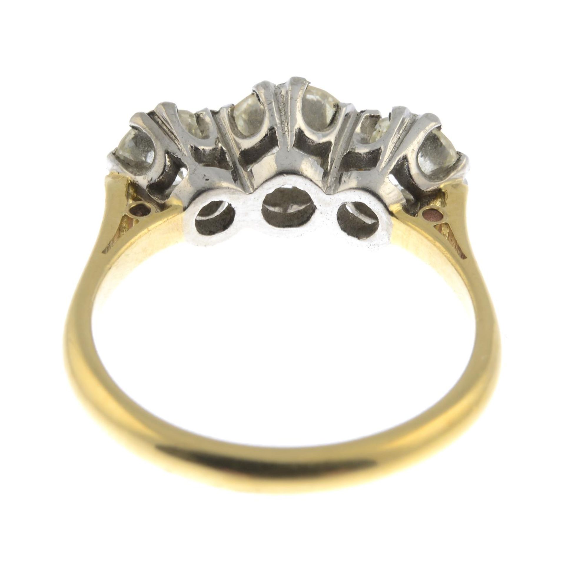 A graduated brilliant-cut diamond three-stone ring.Estimated total diamond weight 1.80cts, - Bild 2 aus 5