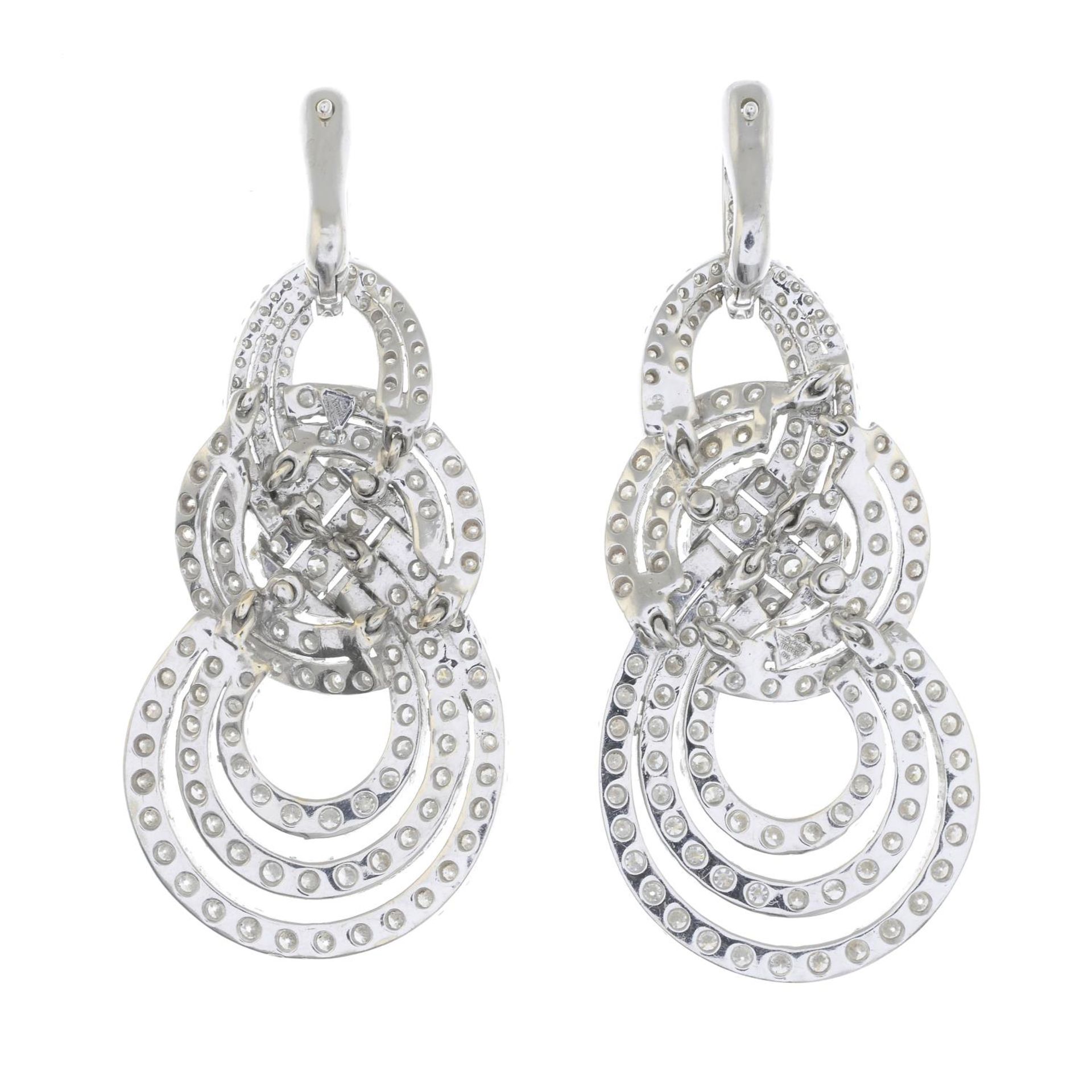 A pair of brilliant-cut diamond drop earrings.Estimated total diamond weight 4cts, - Bild 2 aus 4