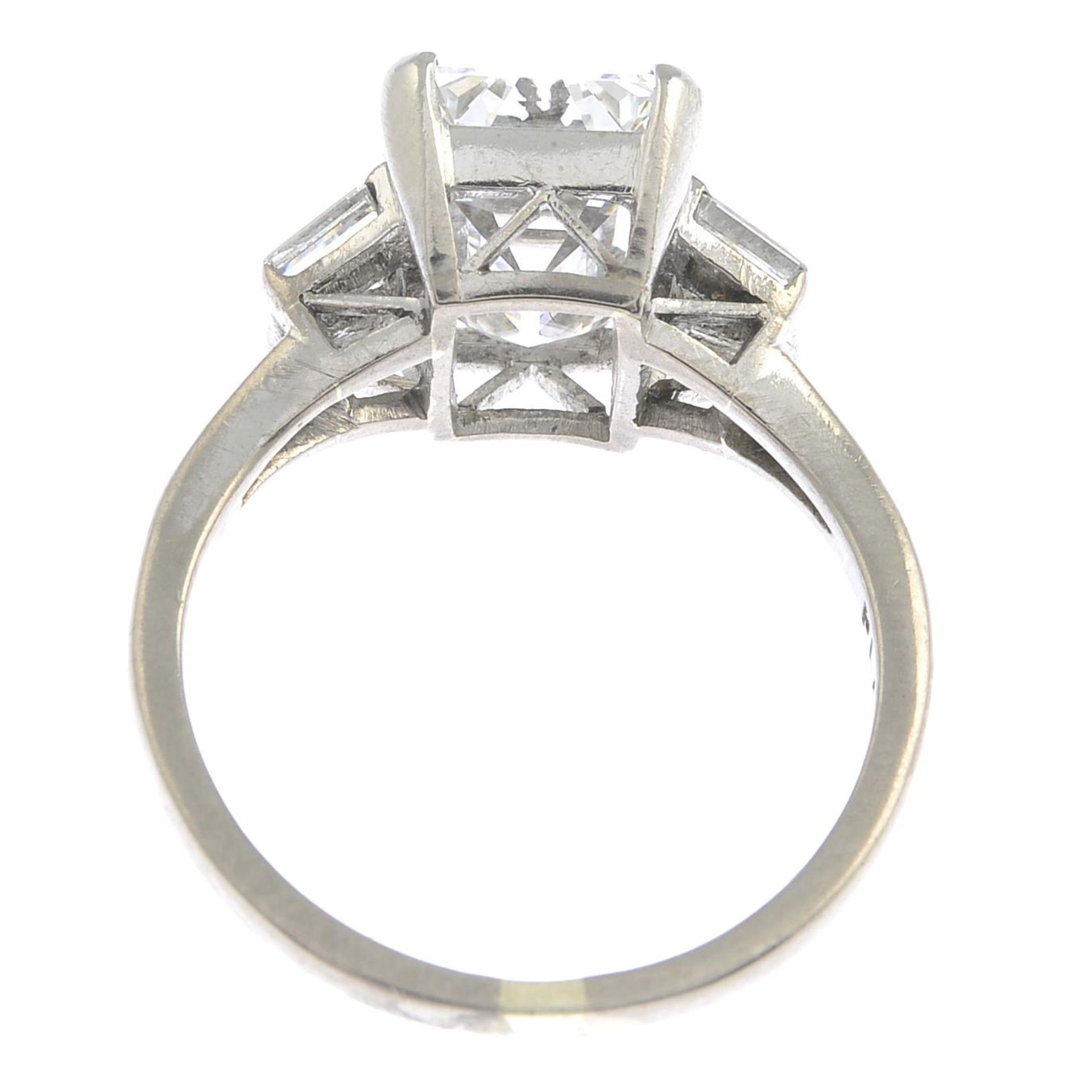 A cut-corner rectangular-shape diamond single-stone ring, - Bild 2 aus 7