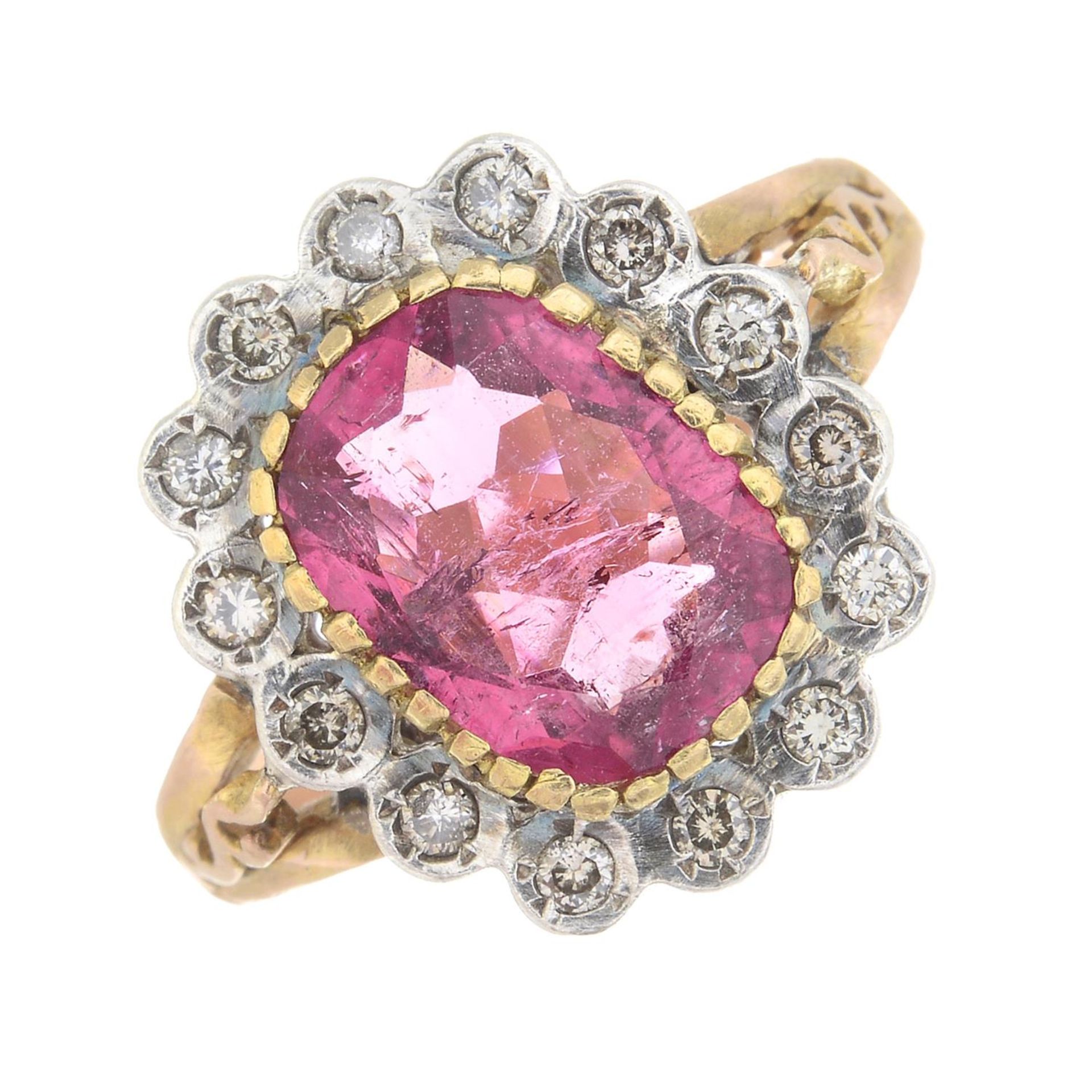 A pink tourmaline and brilliant-cut diamond cluster ring.Tourmaline calculated weight 2.26cts, - Bild 5 aus 5
