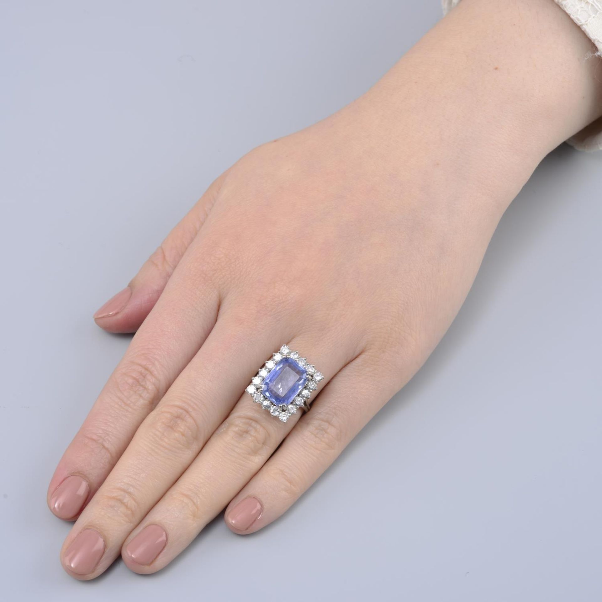 A Sri Lankan sapphire and circular-cut diamond rectangular cluster ring. - Bild 3 aus 6