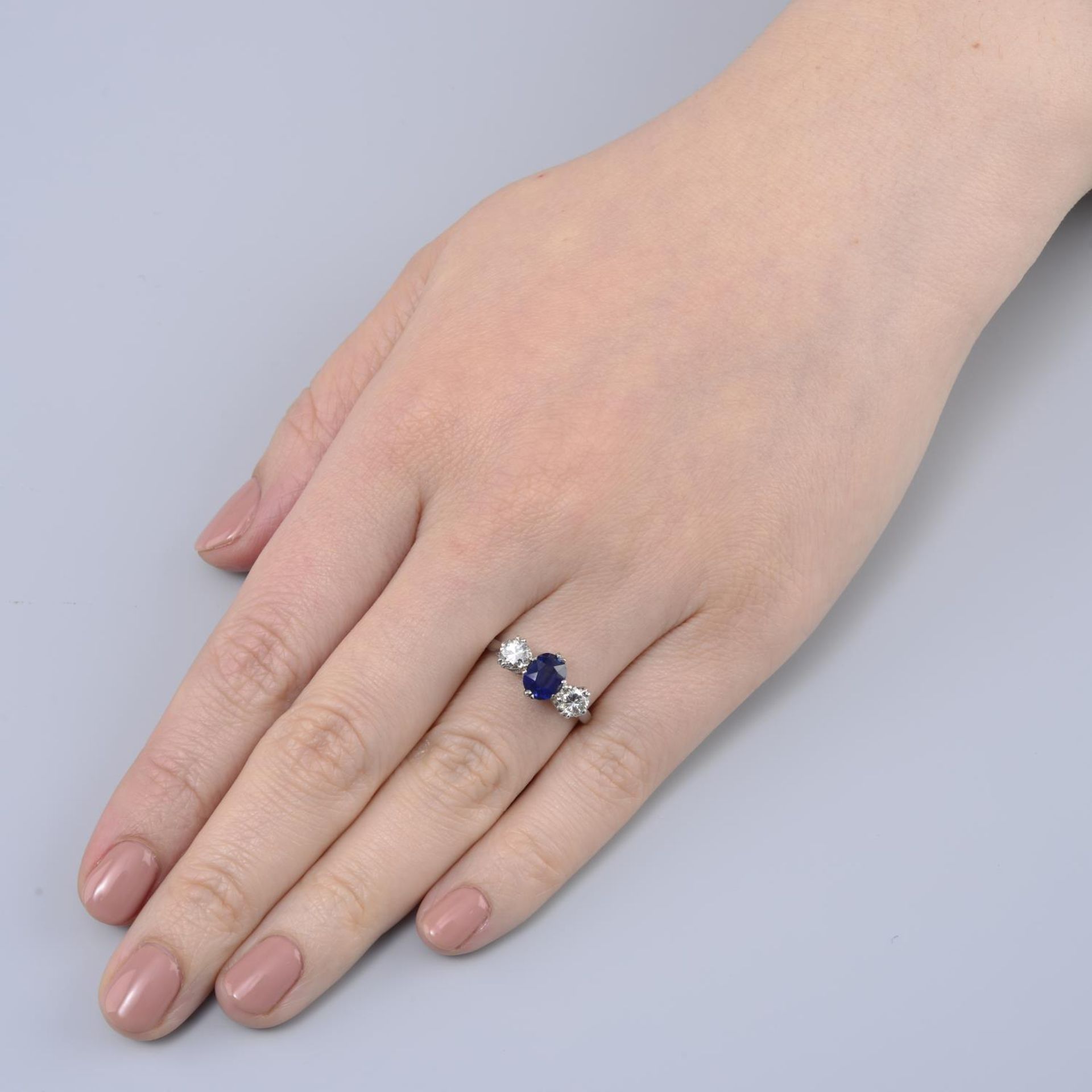 A sapphire and brilliant-cut diamond three-stone ring.Sapphire weight 1.12cts.Estimated total - Bild 3 aus 5