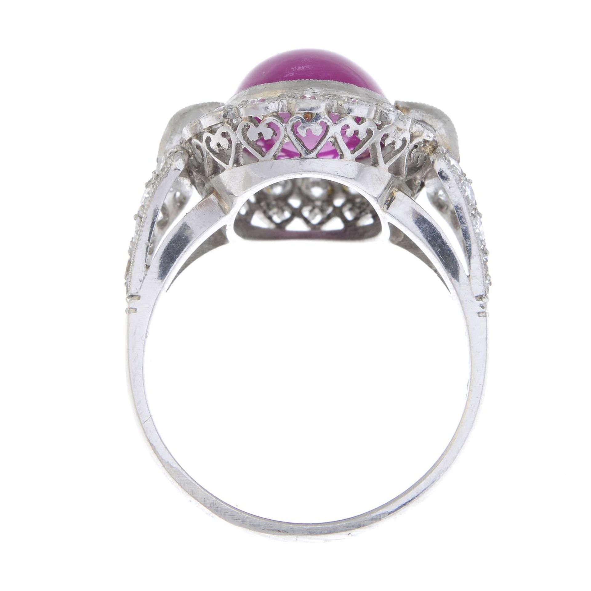 A ruby and brilliant-cut diamond cluster ring. - Bild 2 aus 5