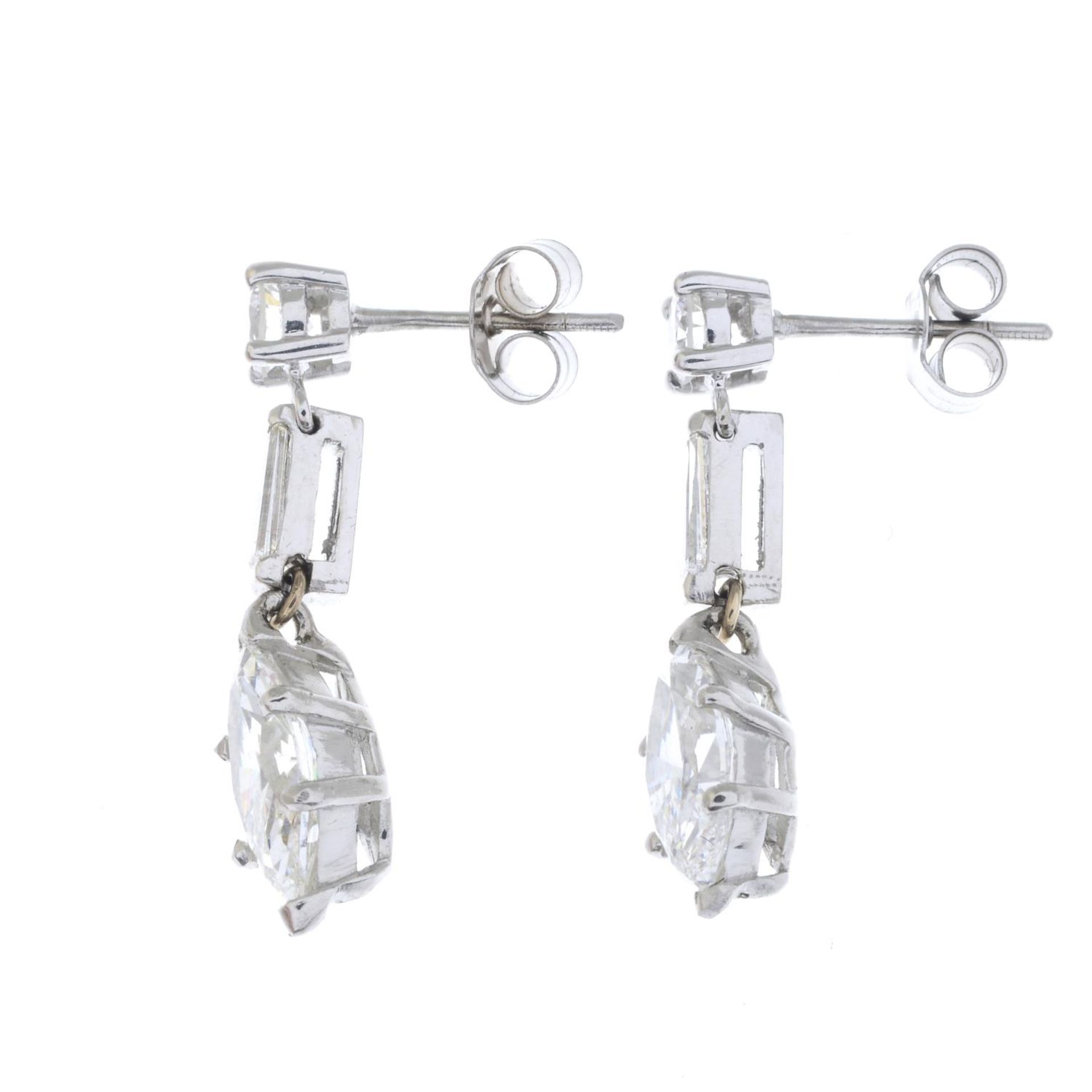 A pair of vari-cut diamond drop earrings.Estimated total diamond weight 2.54cts.One principal - Bild 2 aus 4