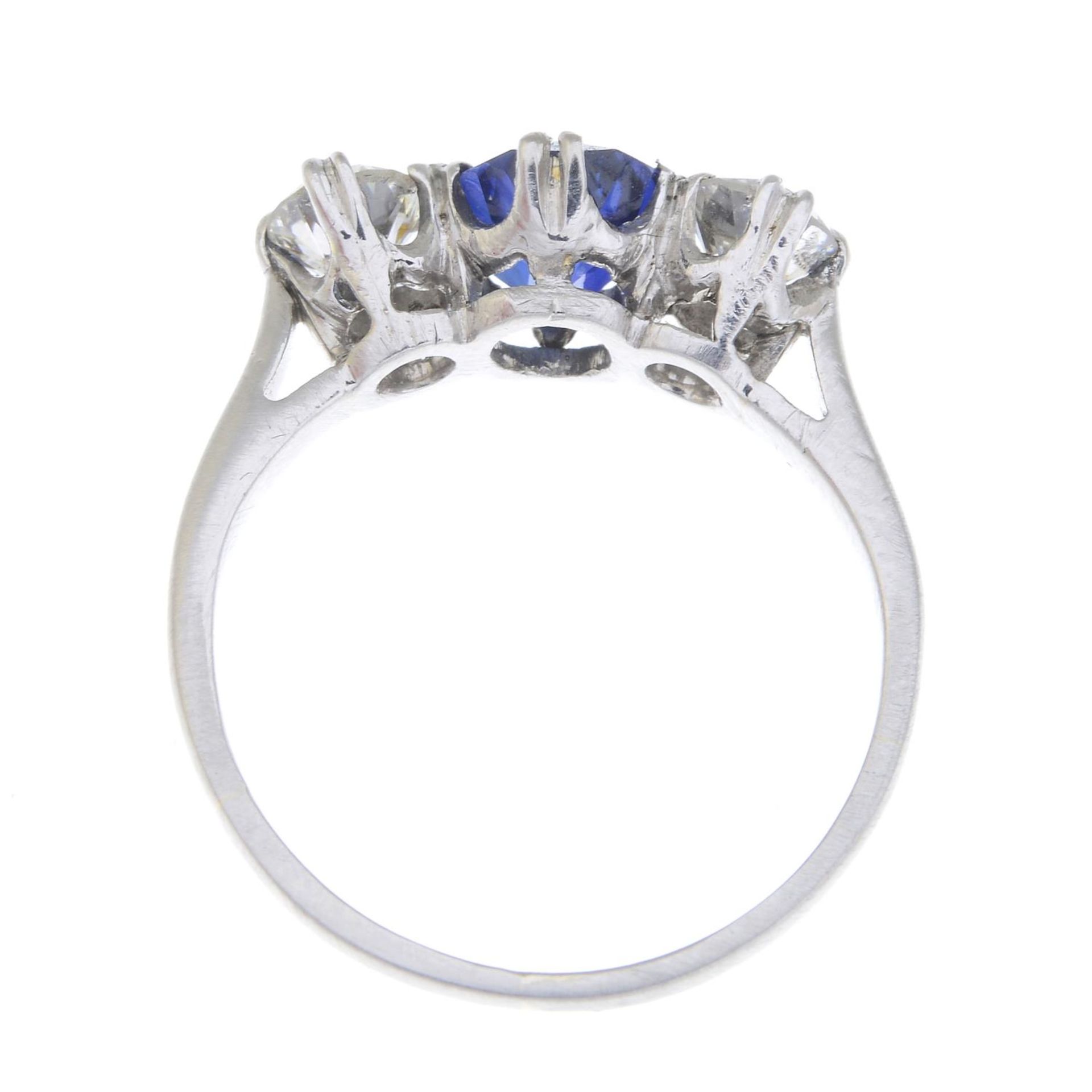 A sapphire and brilliant-cut diamond three-stone ring.Sapphire weight 1.12cts.Estimated total - Bild 2 aus 5