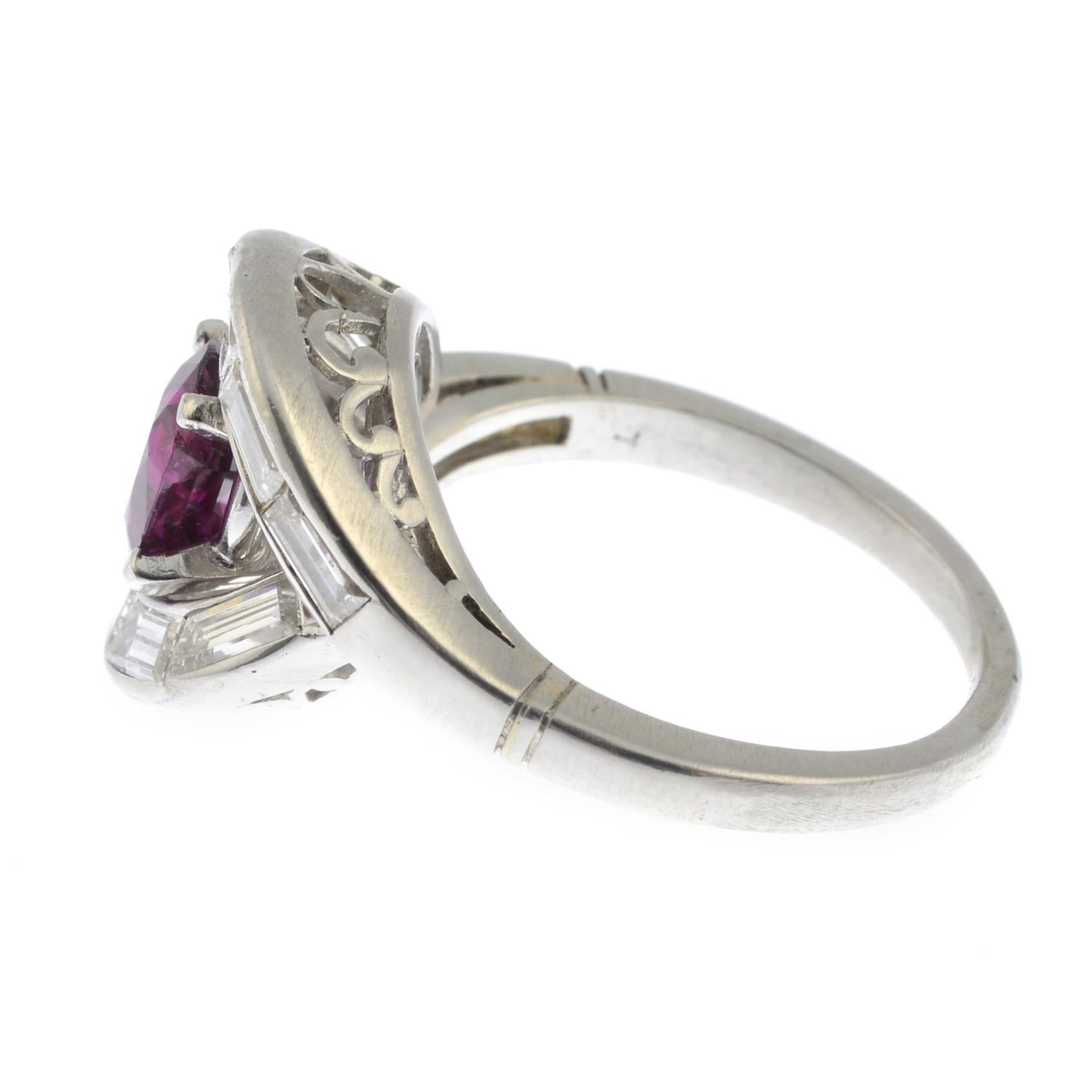 A Thai ruby and baguette-cut diamond asymmetric dress ring.With report number 80249-51, - Bild 5 aus 6