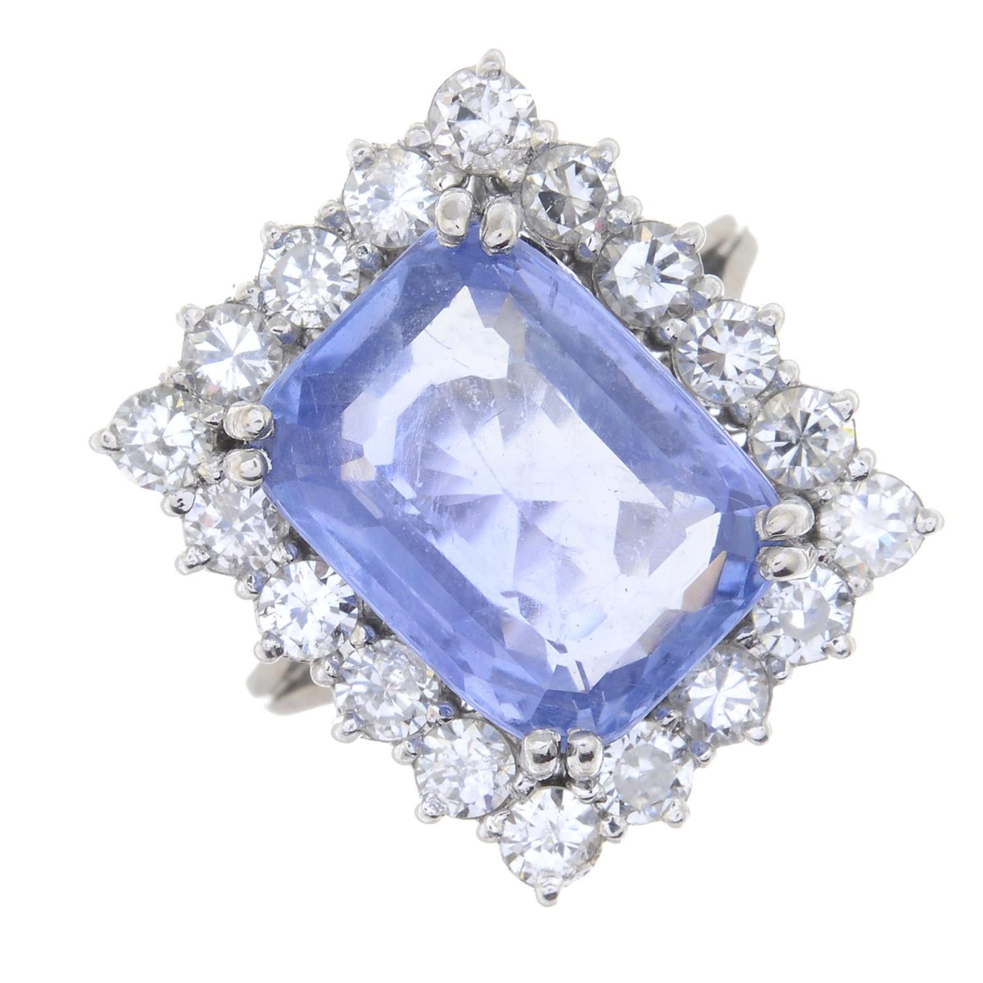 A Sri Lankan sapphire and circular-cut diamond rectangular cluster ring. - Bild 6 aus 6