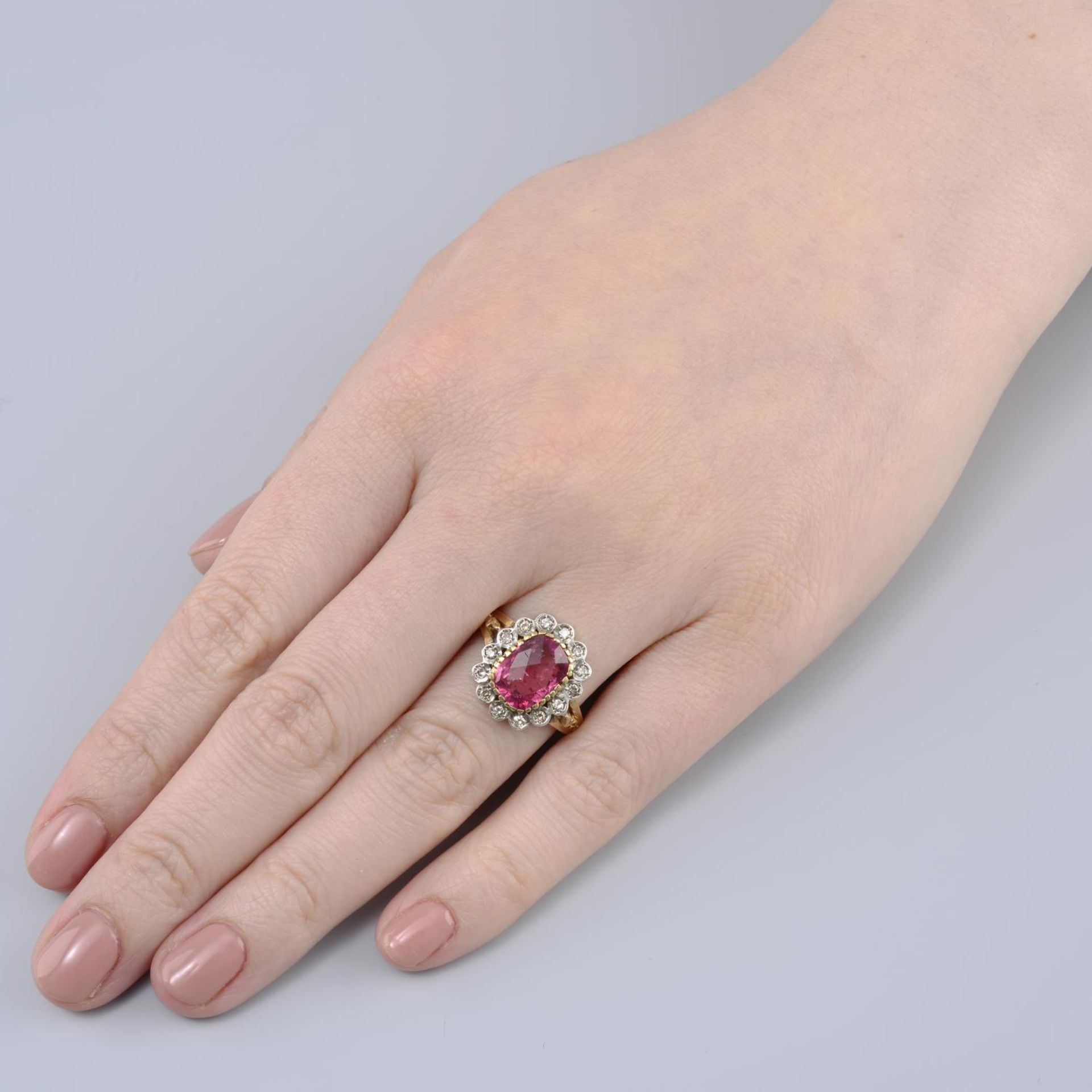 A pink tourmaline and brilliant-cut diamond cluster ring.Tourmaline calculated weight 2.26cts, - Bild 3 aus 5