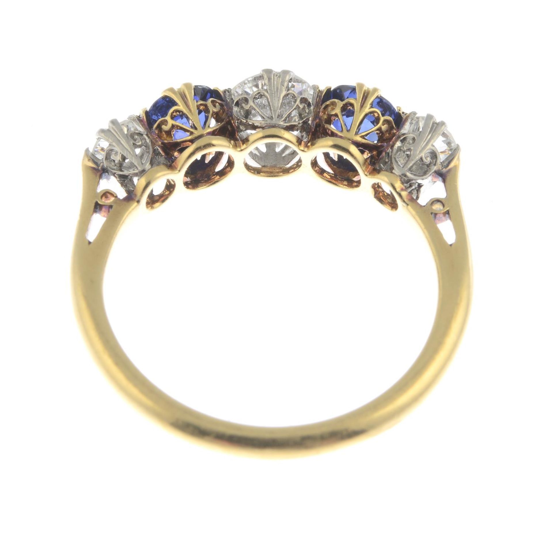 An Edwardian 18ct gold no heat sapphire and old-cut diamond five-stone ring. - Bild 2 aus 5