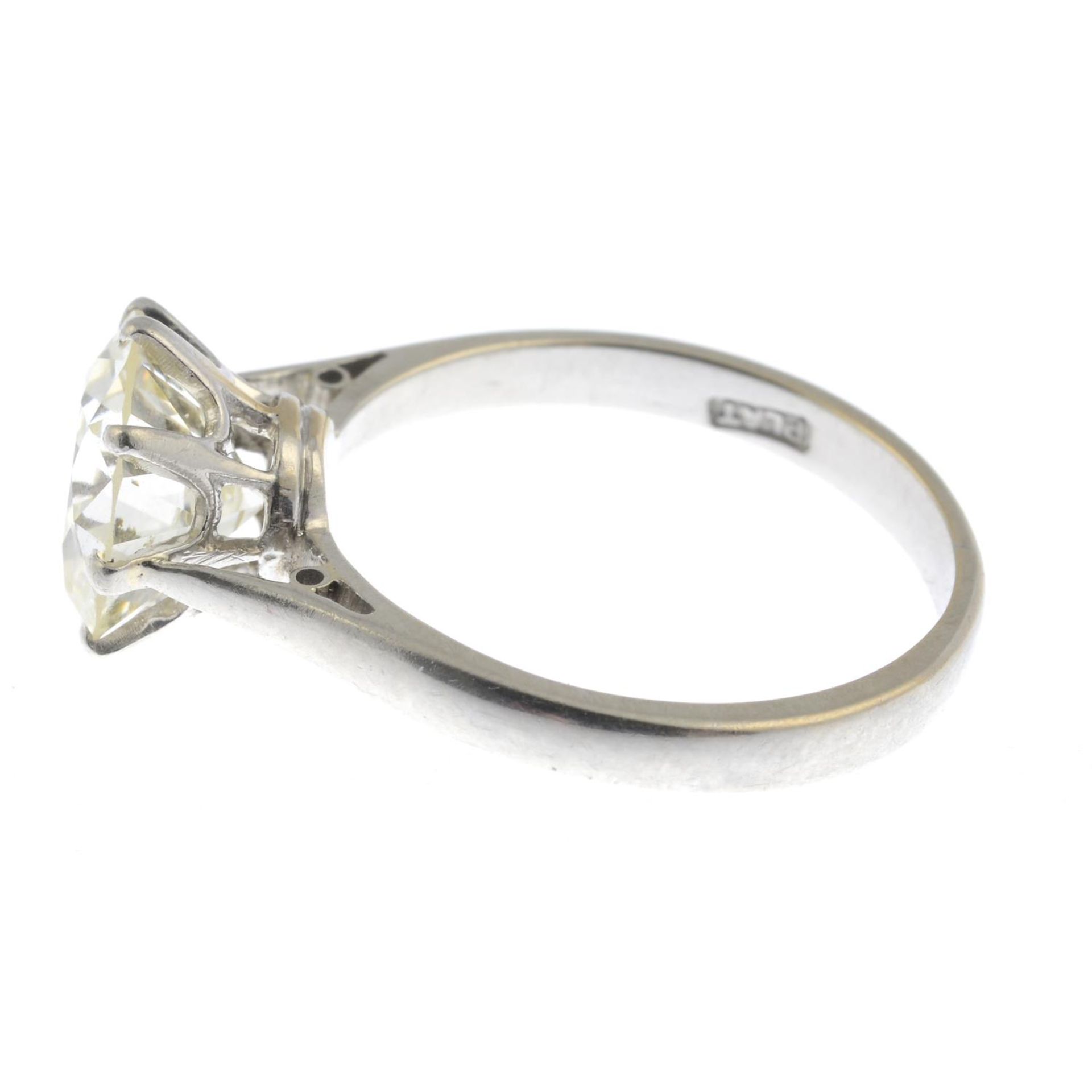 A mid 20th century platinum circular-cut diamond single-stone ring.With report 103208-002, - Bild 4 aus 5