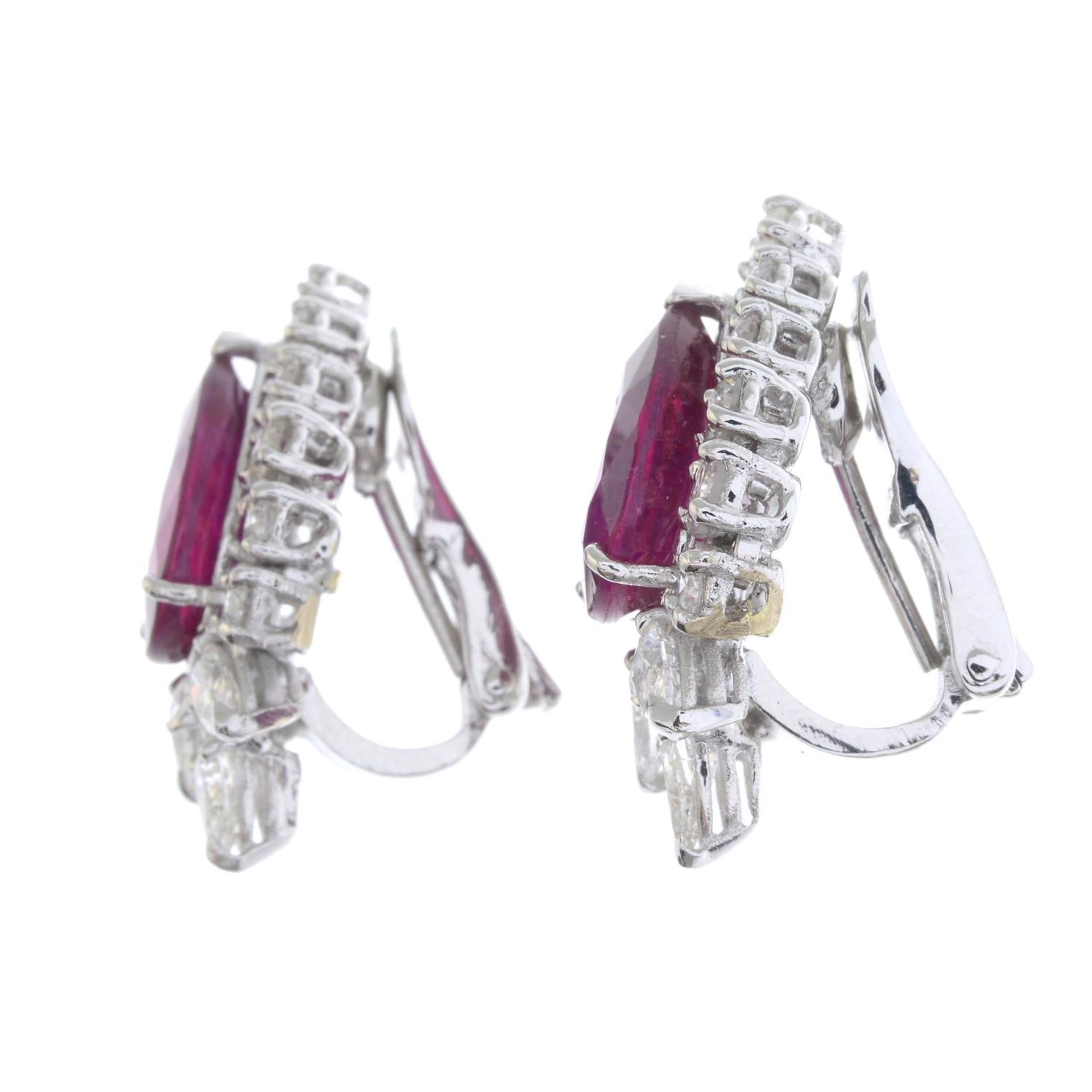 A pair of ruby and vari-cut diamond cluster earrings. - Bild 3 aus 4